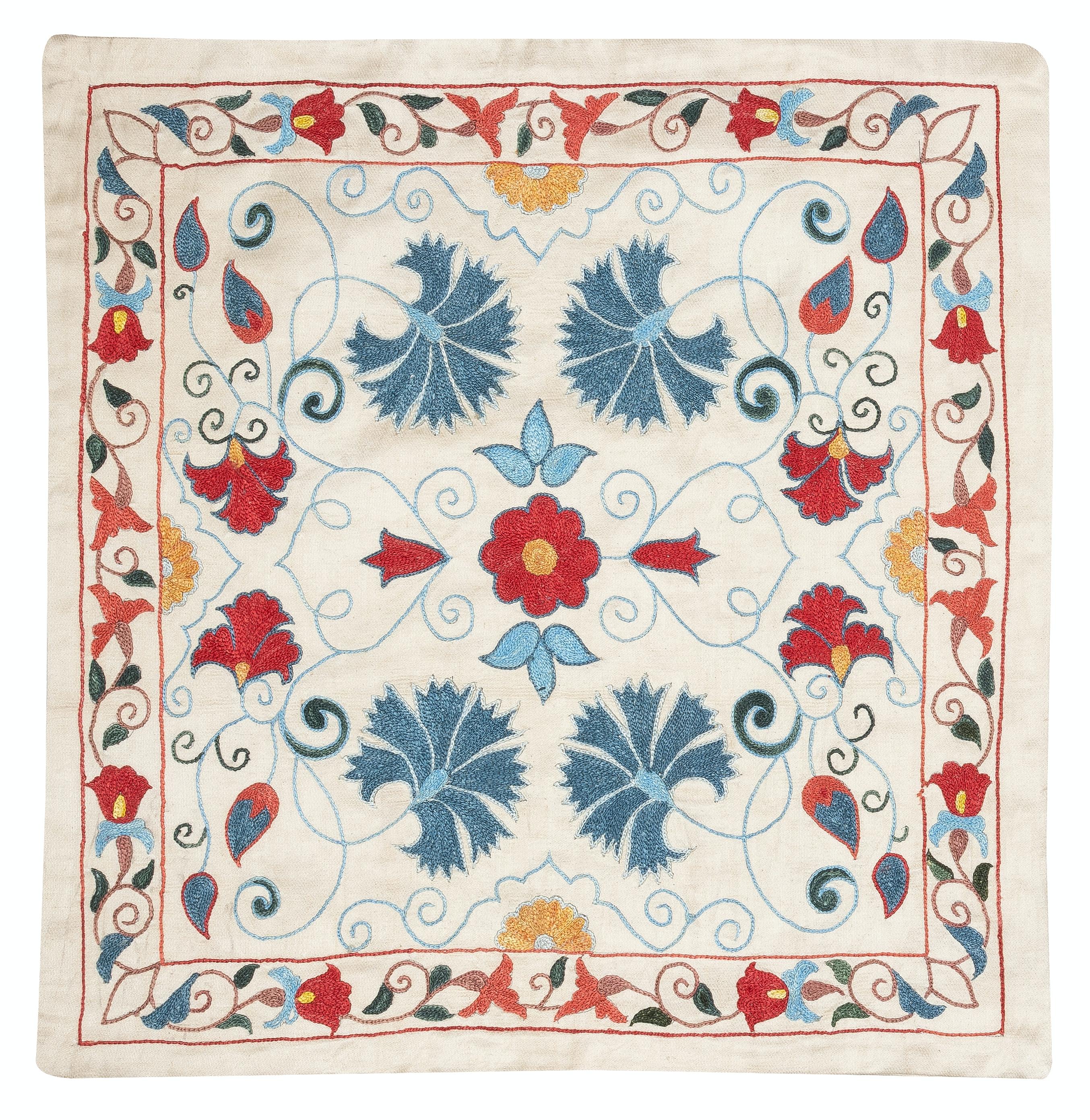 Nouvelle housse de coussin 100% soie brodée à la main - Art textile ouzbek authentique

Rehaussez votre décoration intérieure avec cette exquise housse de coussin Suzani brodée à la main, fabriquée à partir de 100 % de soie pure par des artisans