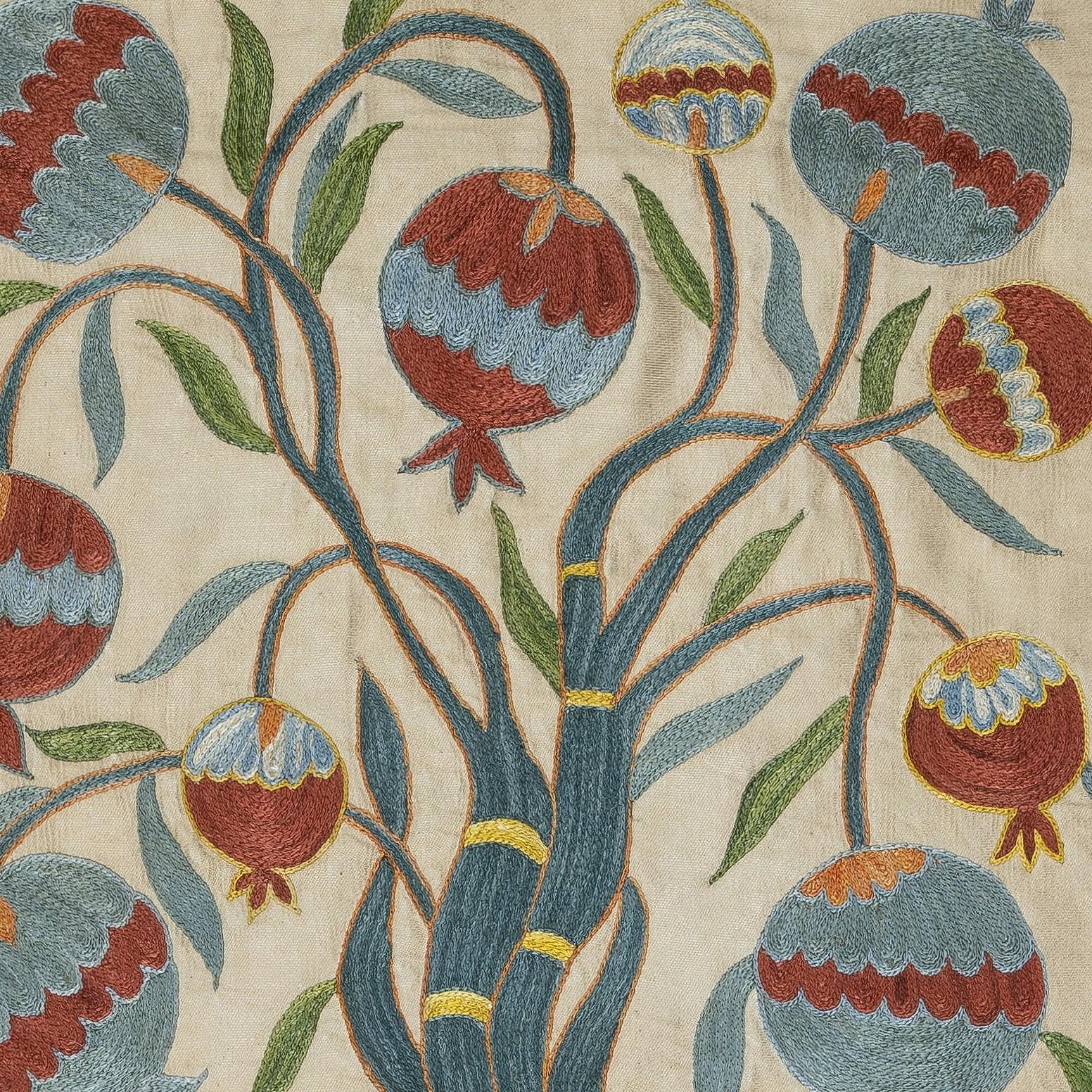 Nouvelle housse de coussin 100% soie brodée à la main - Art textile ouzbek authentique

Rehaussez votre décoration intérieure avec cette exquise housse de coussin Suzani brodée à la main, fabriquée à partir de 100 % de soie pure par des artisans