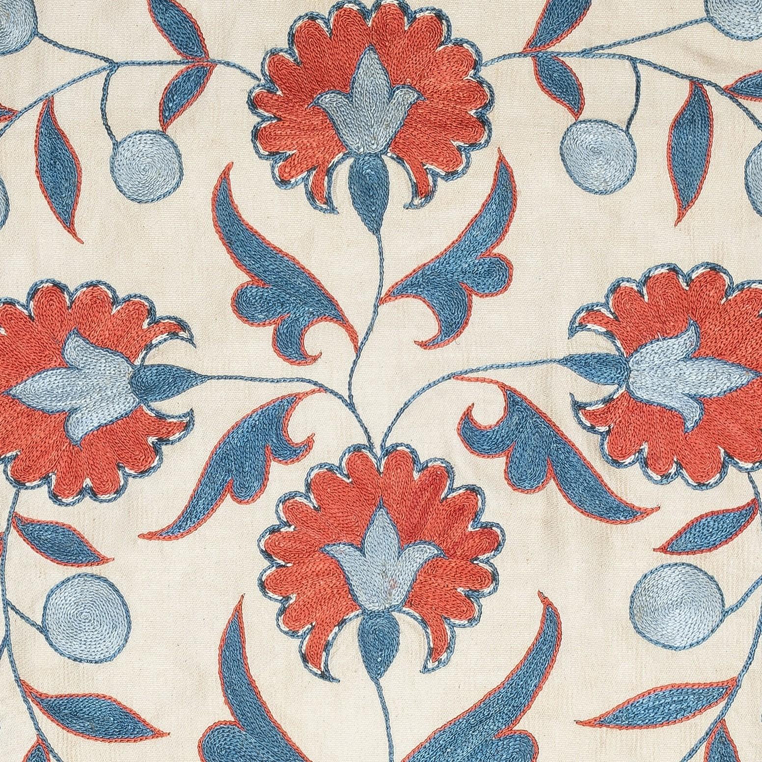 Nuovo copricuscino ricamato a mano in 100% seta - autentica arte tessile uzbeka

Eleva l'arredamento della tua casa con questo raffinato copricuscino Suzani ricamato a mano, realizzato al 100% in pura seta da abili artigiani dell'Uzbekistan.