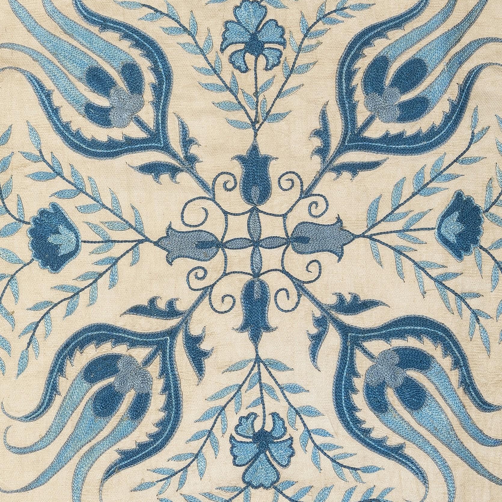 Nouvelle housse de coussin 100% soie brodée à la main - Art textile ouzbek authentique

Rehaussez votre décoration intérieure avec cette exquise housse de coussin Suzani brodée à la main, fabriquée à partir de 100 % de soie pure par des artisans