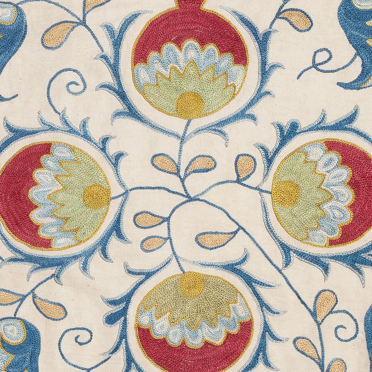 Nuovo copricuscino ricamato a mano in 100% seta - autentica arte tessile uzbeka

Eleva l'arredamento della tua casa con questo raffinato copricuscino Suzani ricamato a mano, realizzato al 100% in pura seta da abili artigiani dell'Uzbekistan.