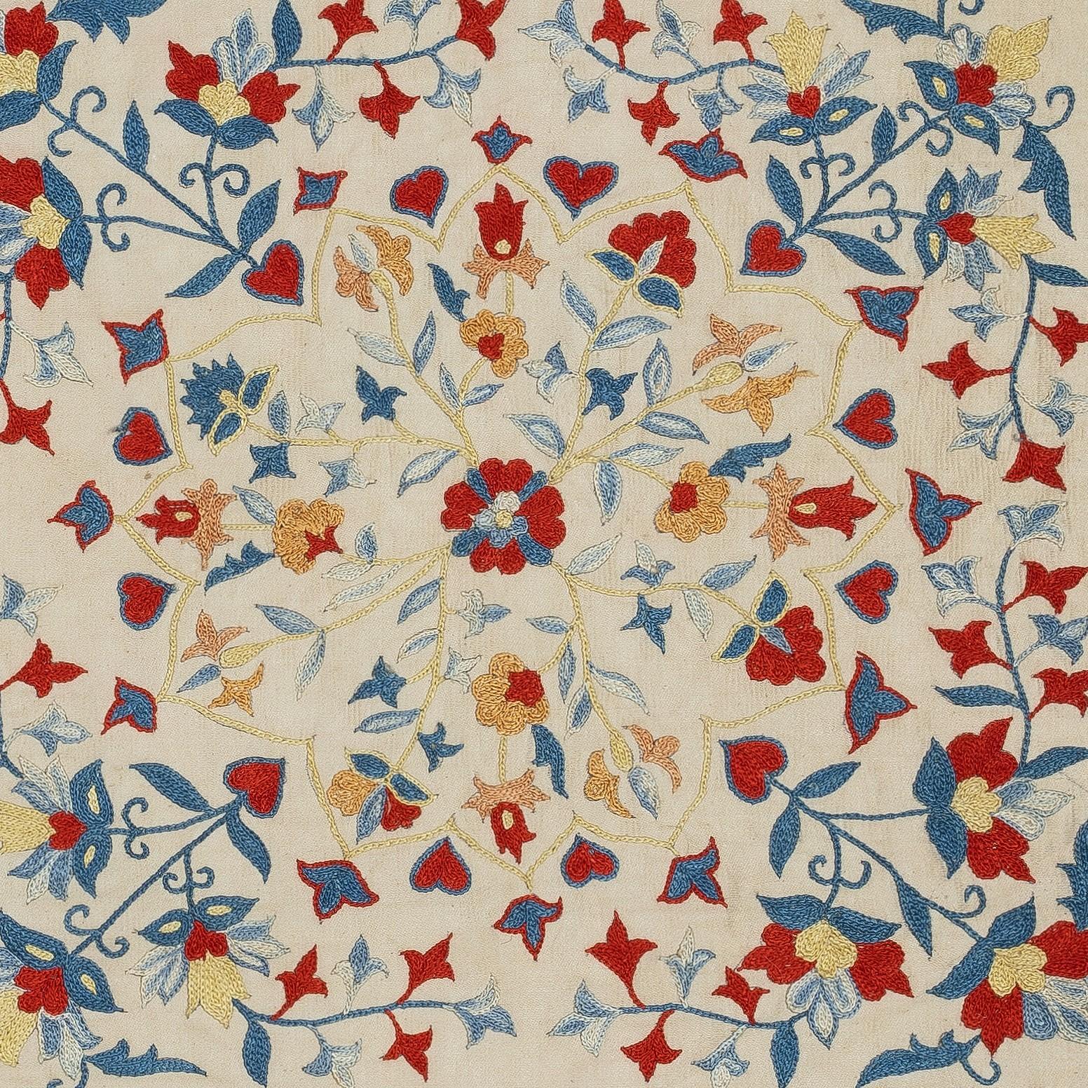 Nouvelle housse de coussin 100% soie brodée à la main - Art textile ouzbek authentique

Rehaussez votre décoration intérieure avec cette exquise housse de coussin Suzani brodée à la main, fabriquée à partir de 100 % de soie pure par des artisans