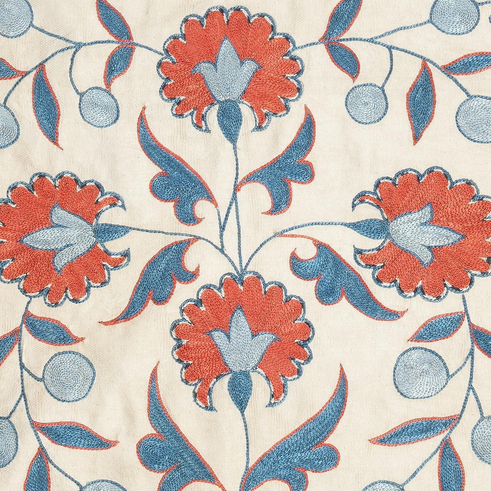 Nouvelle housse de coussin 100% soie brodée à la main - Art textile ouzbek authentique

Rehaussez votre décoration intérieure avec cette exquise housse de coussin Suzani brodée à la main, fabriquée à partir de 100 % de soie pure par des artisans