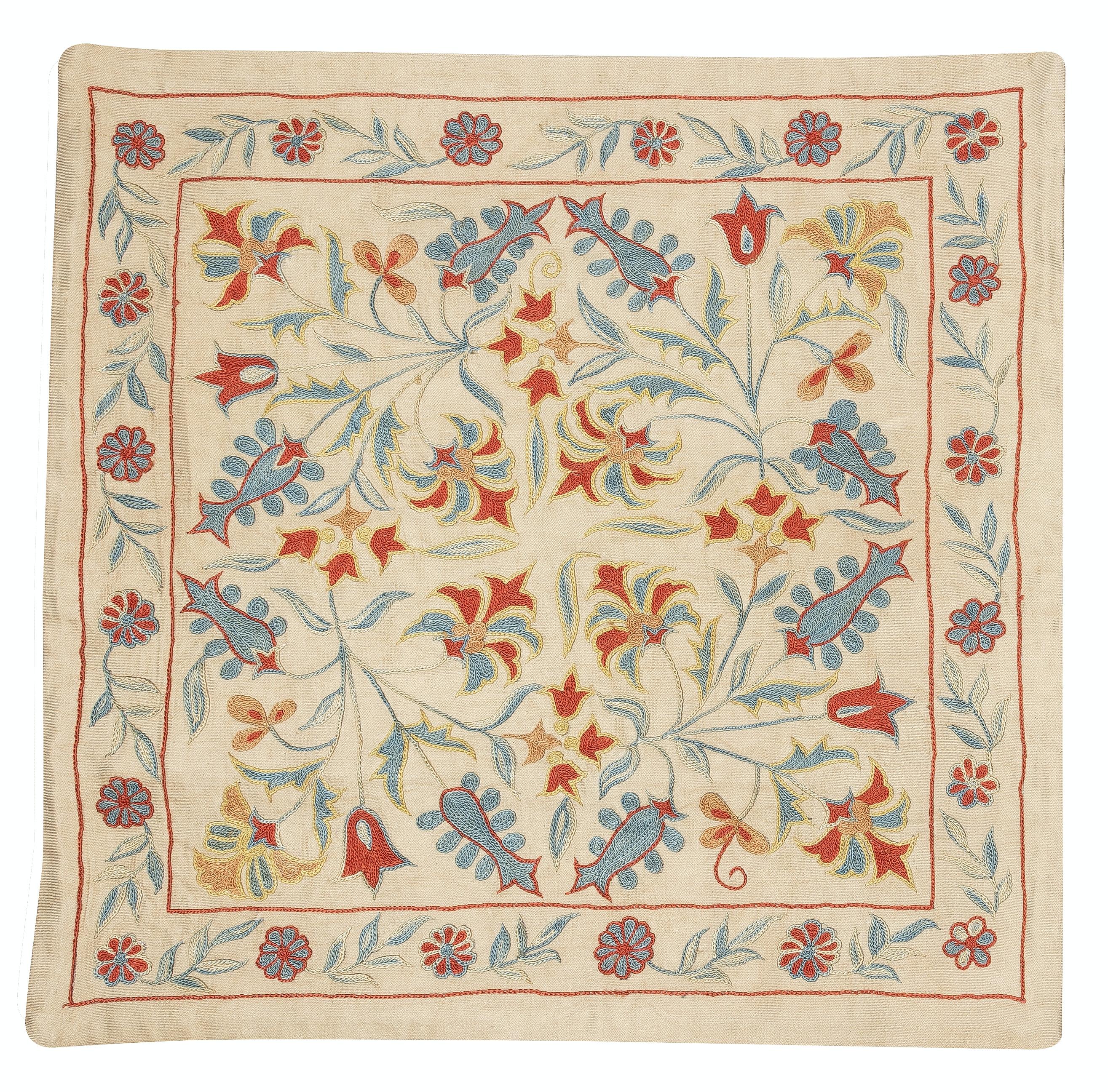 Nouvelle housse de coussin 100% soie brodée à la main - Art textile ouzbek authentique

Rehaussez votre décoration intérieure avec cette exquise housse de coussin Suzani brodée à la main, fabriquée à partir de 100 % de soie pure par des artisans