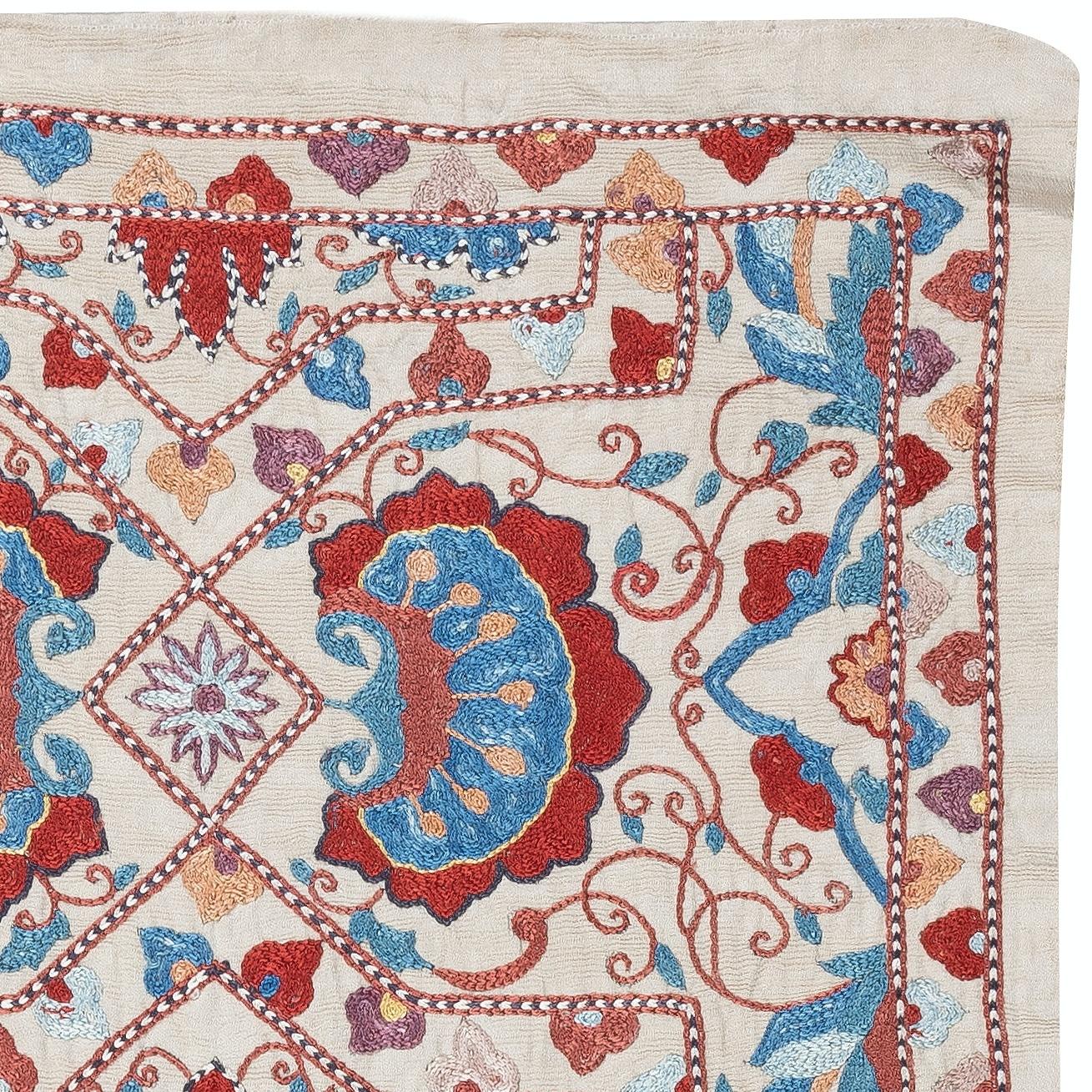 20x34 in bestickter 100% Seide Wandbehang. Neues Tischtuch. Boho-Wanddekoration (Suzani) im Angebot