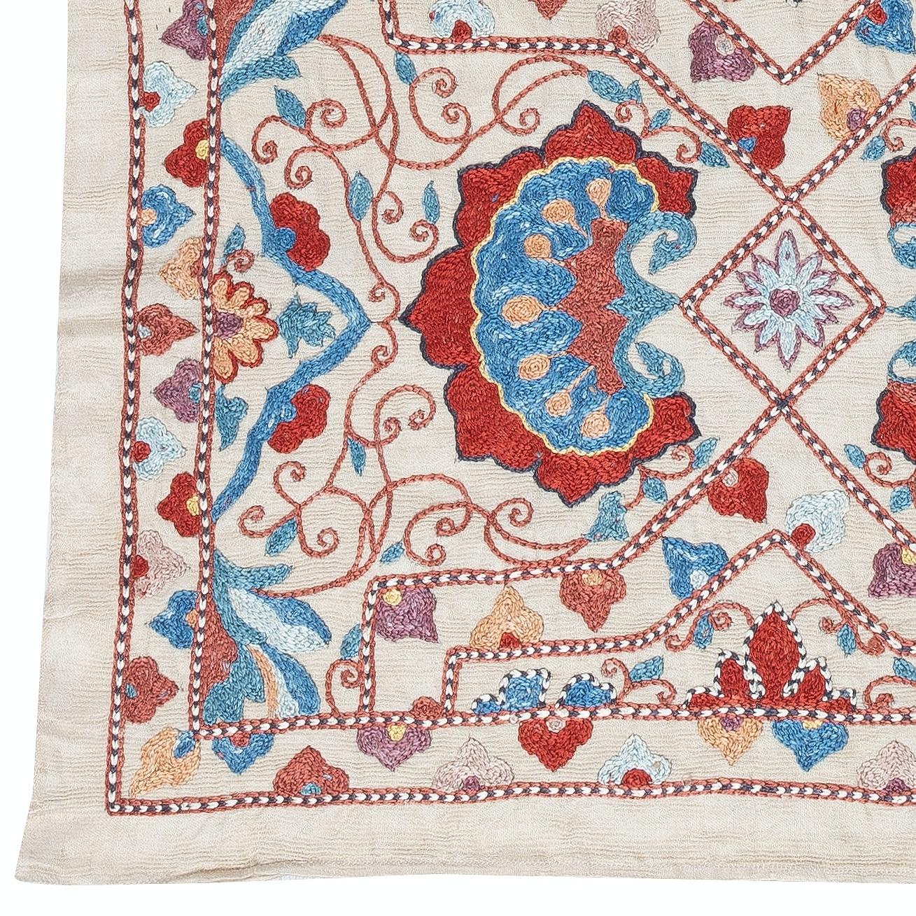 20x34 in bestickter 100% Seide Wandbehang. Neues Tischtuch. Boho-Wanddekoration (Zentralasiatisch) im Angebot