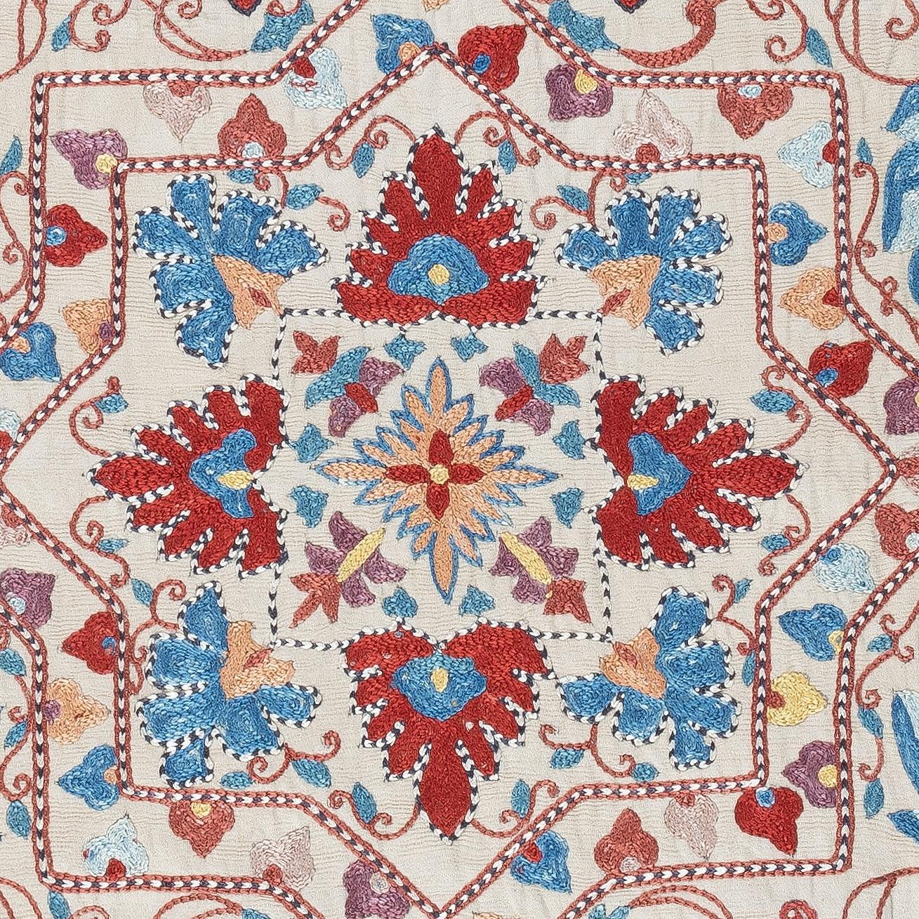 20x34 in bestickter 100% Seide Wandbehang. Neues Tischtuch. Boho-Wanddekoration (Bestickt) im Angebot