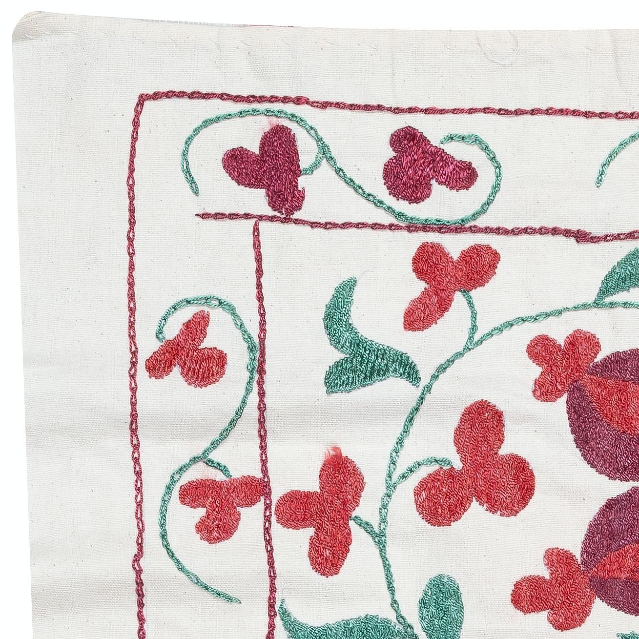 Handbestickter Wandbehang aus 100% Baumwolle New Suzani Fabric - Timeless-art Textilkunst
Erleben Sie die Schönheit der zentralasiatischen Handwerkskunst mit diesem exquisiten, handbestickten Suzani-Textil aus 100 % Baumwolle, einem wahren Zeugnis