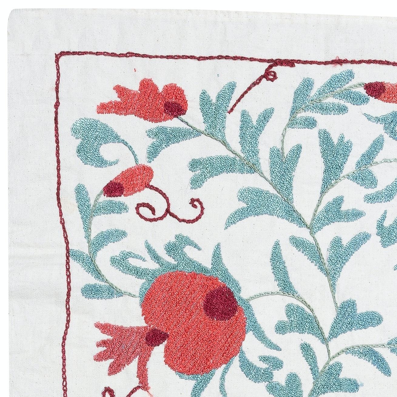 Handbestickter Wandbehang aus 100% Baumwolle New Suzani Fabric - Timeless-art
Erleben Sie die Schönheit der zentralasiatischen Handwerkskunst mit diesem exquisiten, handbestickten Suzani-Textil aus 100 % Baumwolle, einem wahren Zeugnis