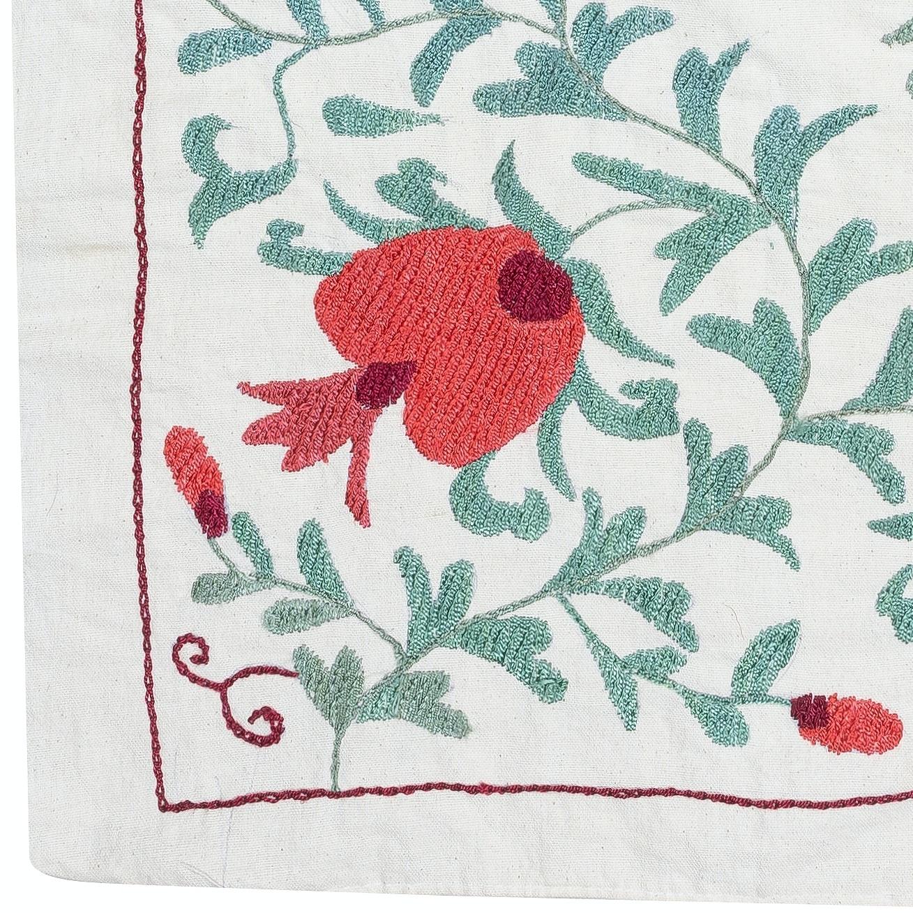 20x35 in Gestickter Wandbehang. Tischtuch aus Baumwolle. Handgefertigtes Sofa- Spread (Zentralasiatisch) im Angebot