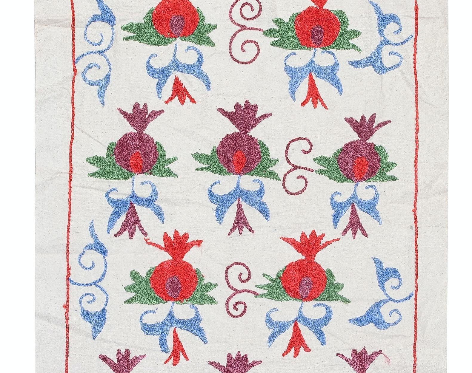 Wandbehang 20x67 in Granatapfelmuster, bestickt, Wandbehang. Tischläufer aus Baumwolle (Zentralasiatisch) im Angebot