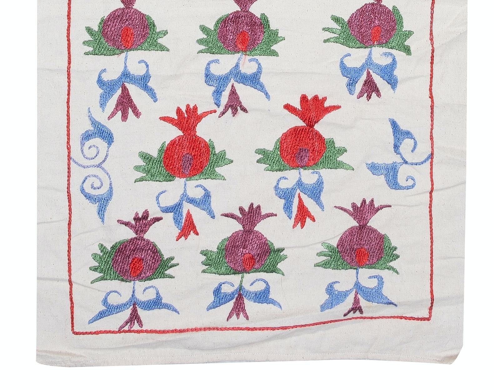 Wandbehang 20x67 in Granatapfelmuster, bestickt, Wandbehang. Tischläufer aus Baumwolle (Bestickt) im Angebot
