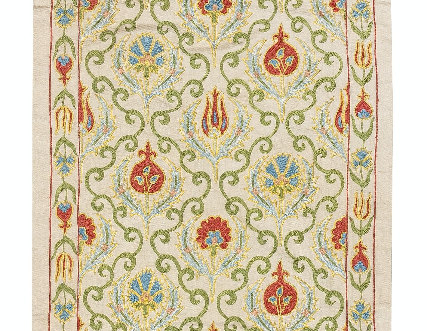 Suzani Appendiabiti da parete 20x68 in 100% seta. Runner da tavola ricamato. Tovaglia moderna in vendita