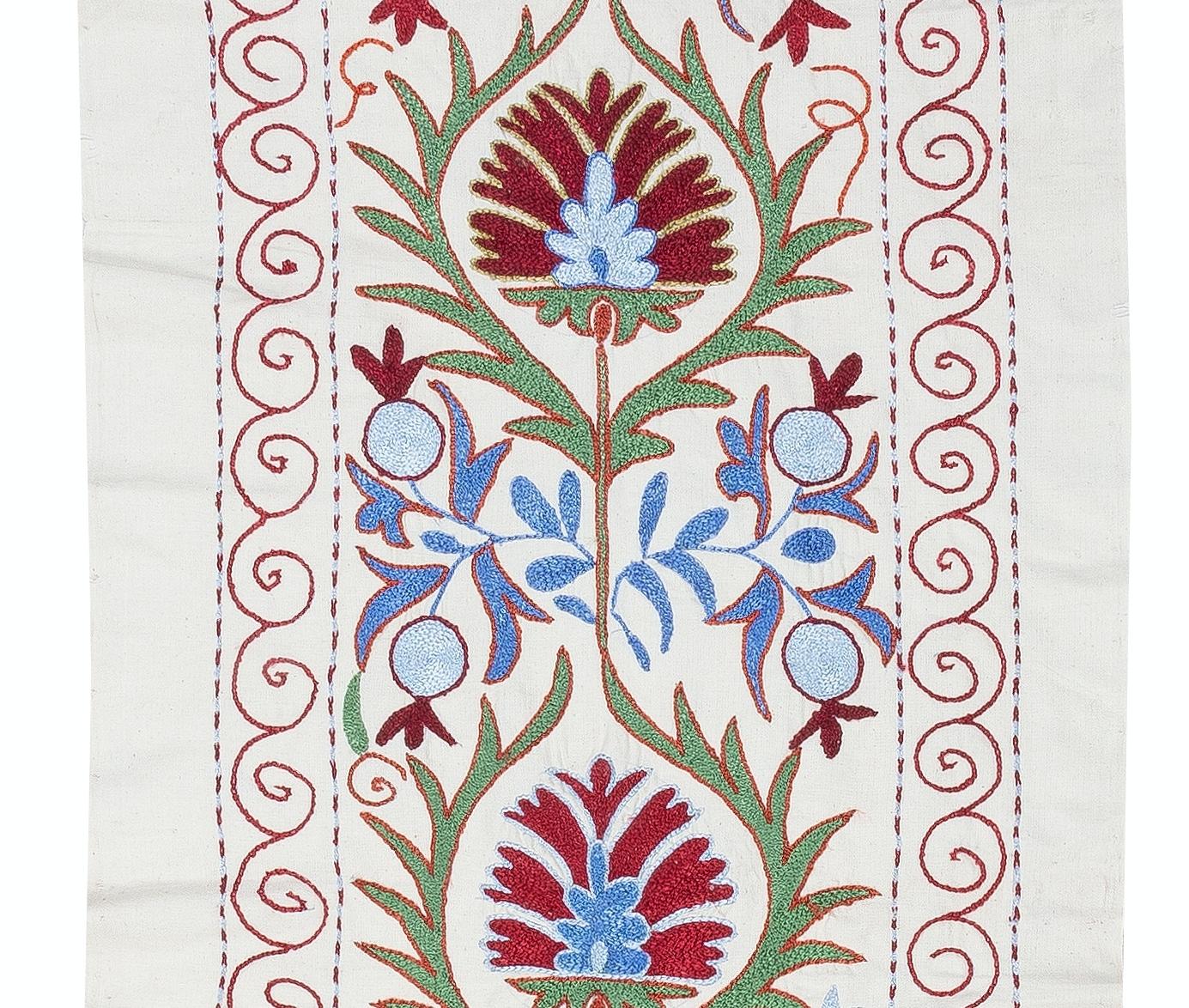 20x71 in bestickter Baumwolle Wandbehang. Bunter Tischläufer. Boho-Wanddekoration (Suzani) im Angebot
