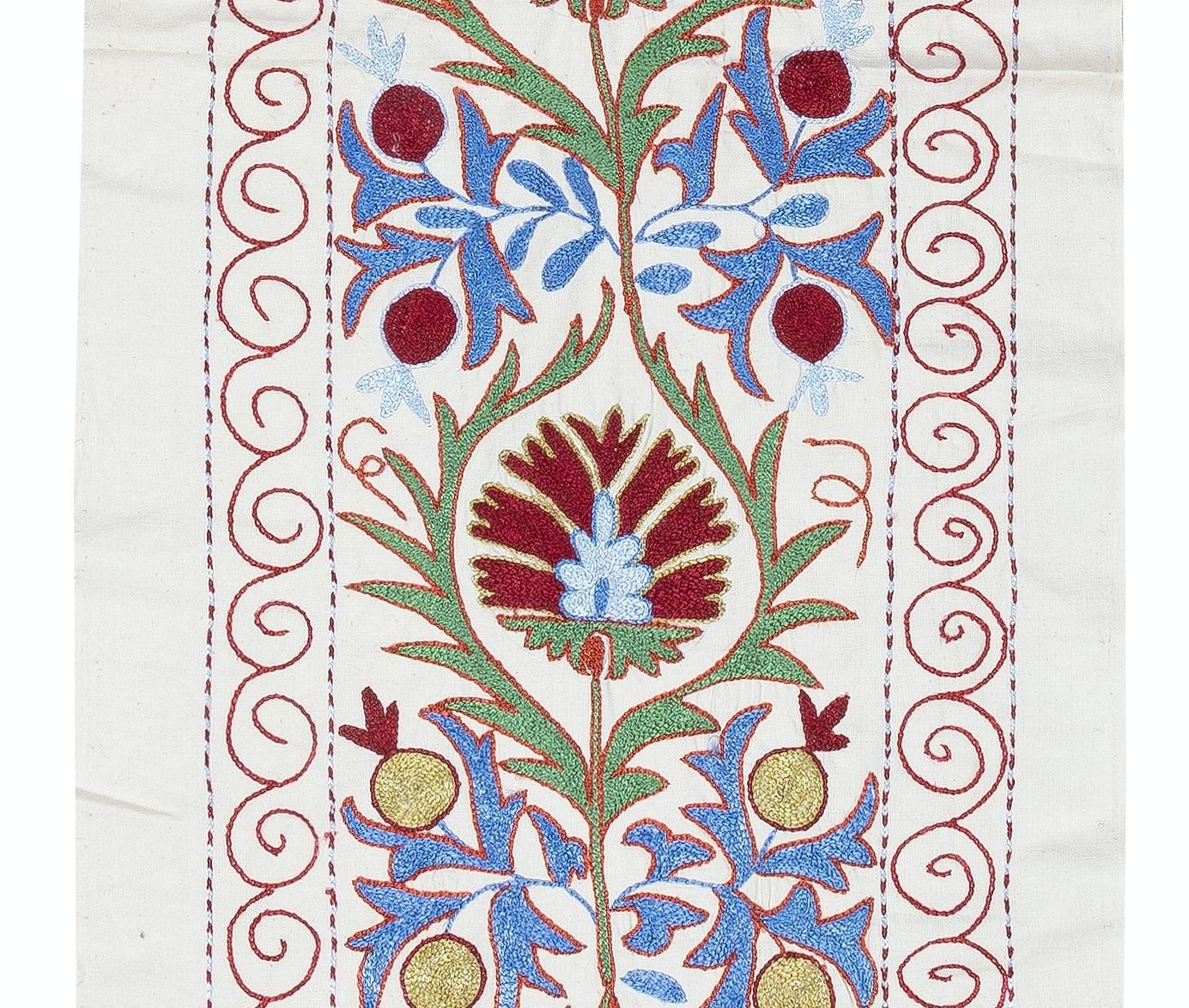 20x71 in bestickter Baumwolle Wandbehang. Bunter Tischläufer. Boho-Wanddekoration (Zentralasiatisch) im Angebot