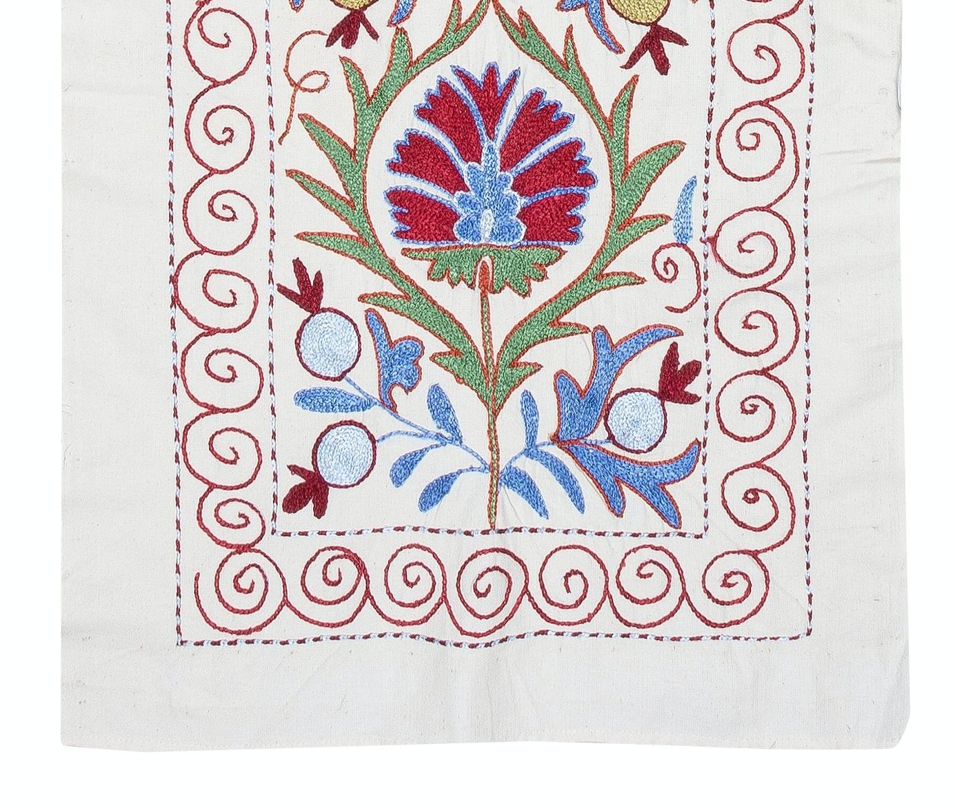 20x71 in bestickter Baumwolle Wandbehang. Bunter Tischläufer. Boho-Wanddekoration (Bestickt) im Angebot