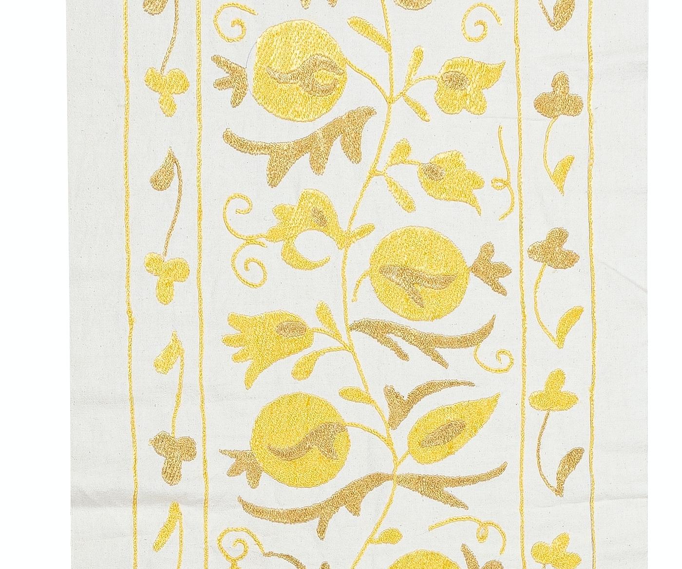 Suzani 20x71 en Chemin de table brodé. Suspension murale en coton. Nappe jaune en vente