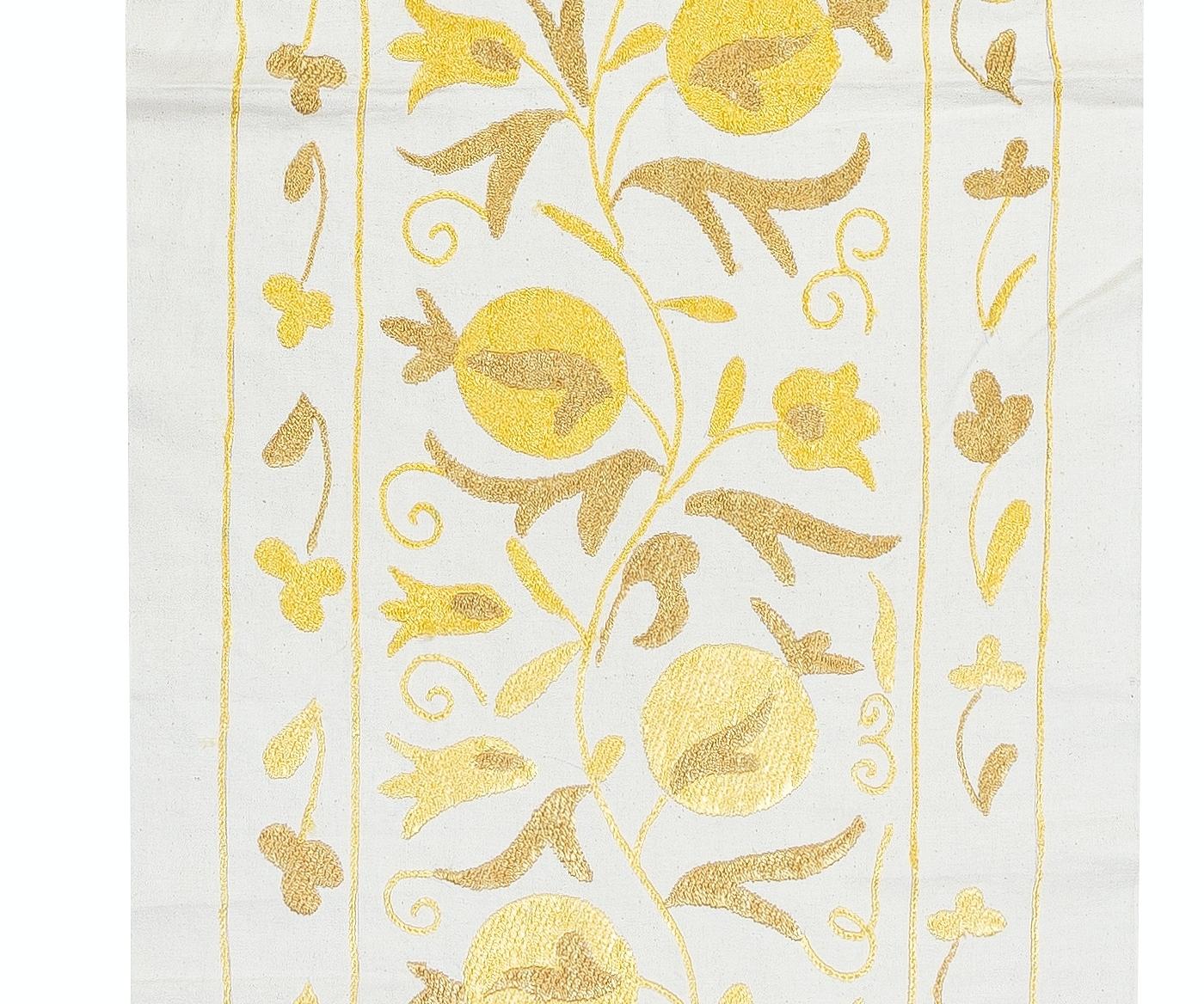 Centrasiatique 20x71 en Chemin de table brodé. Suspension murale en coton. Nappe jaune en vente