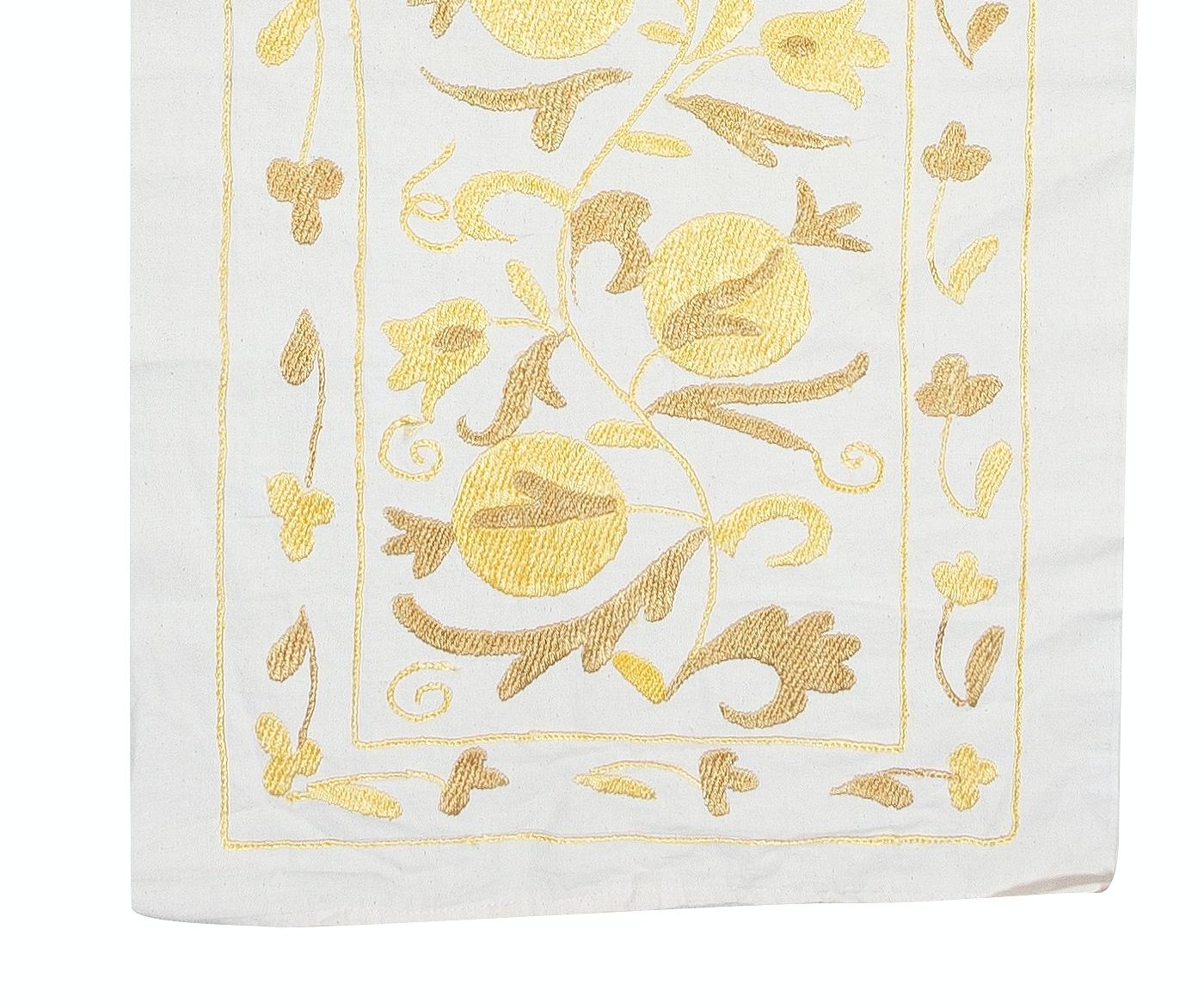 Brodé 20x71 en Chemin de table brodé. Suspension murale en coton. Nappe jaune en vente