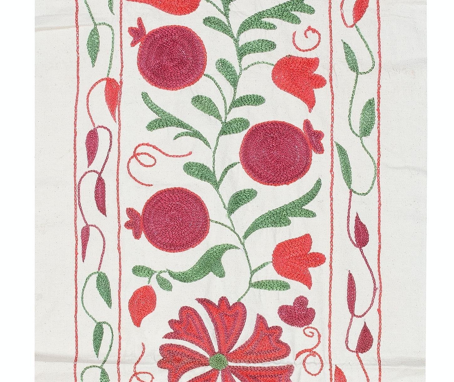 Suzani 20x72 en coton brodé Tenture murale. Chemin de table en forme d'arbre de grenade en vente