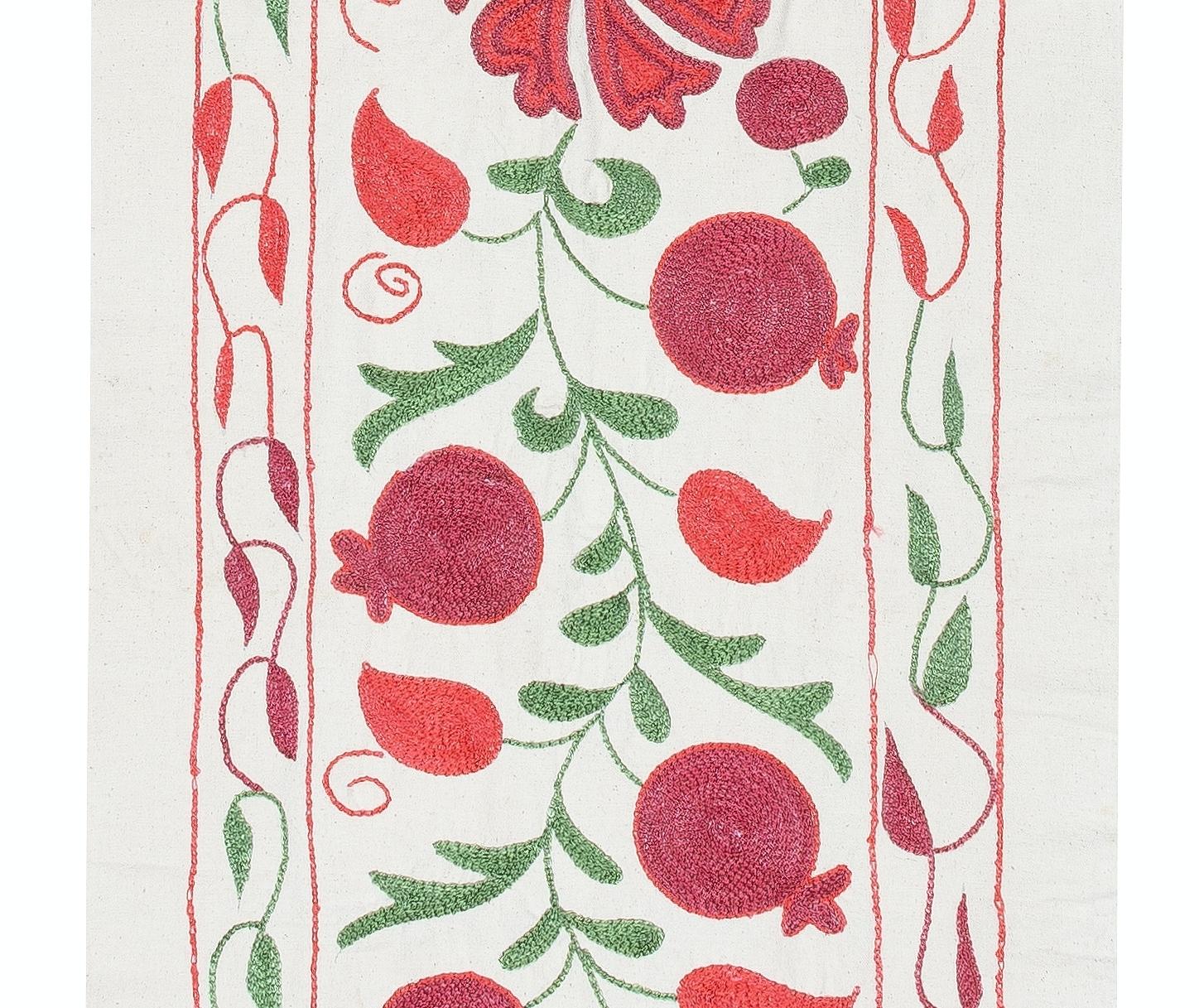 Centrasiatique 20x72 en coton brodé Tenture murale. Chemin de table en forme d'arbre de grenade en vente