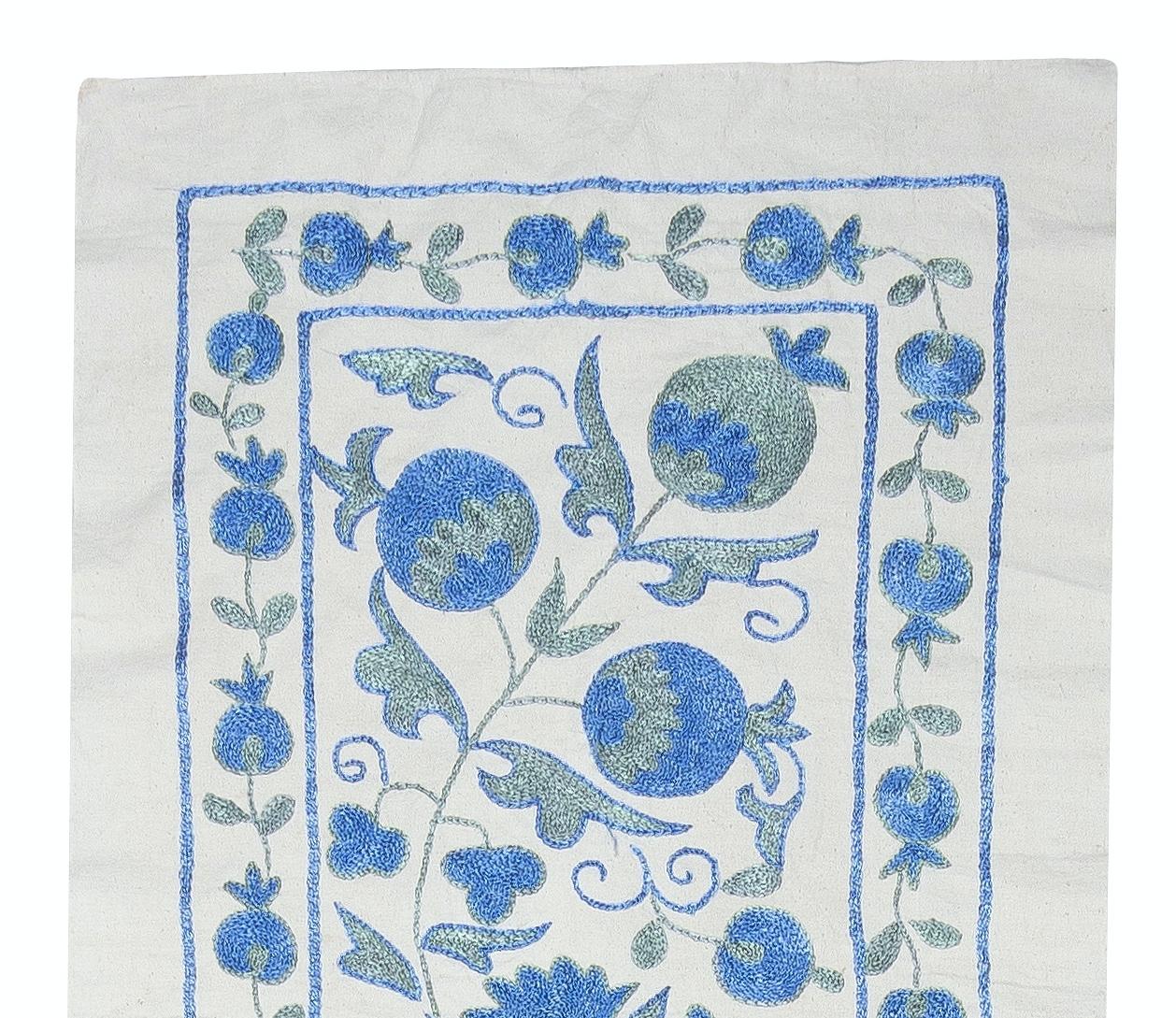 Handbestickter Wandbehang aus 100% Baumwolle New Suzani Fabric - Timeless-art
Erleben Sie die Schönheit der zentralasiatischen Handwerkskunst mit diesem exquisiten, handbestickten Suzani-Textil aus 100 % Baumwolle, einem wahren Zeugnis