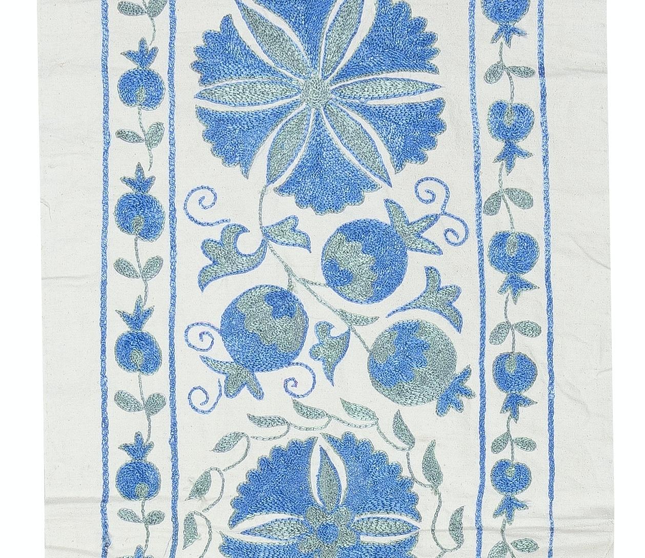 20x72 in bestickter Tischleuchter. Wandbehang aus Baumwolle in Hellblau (Suzani) im Angebot