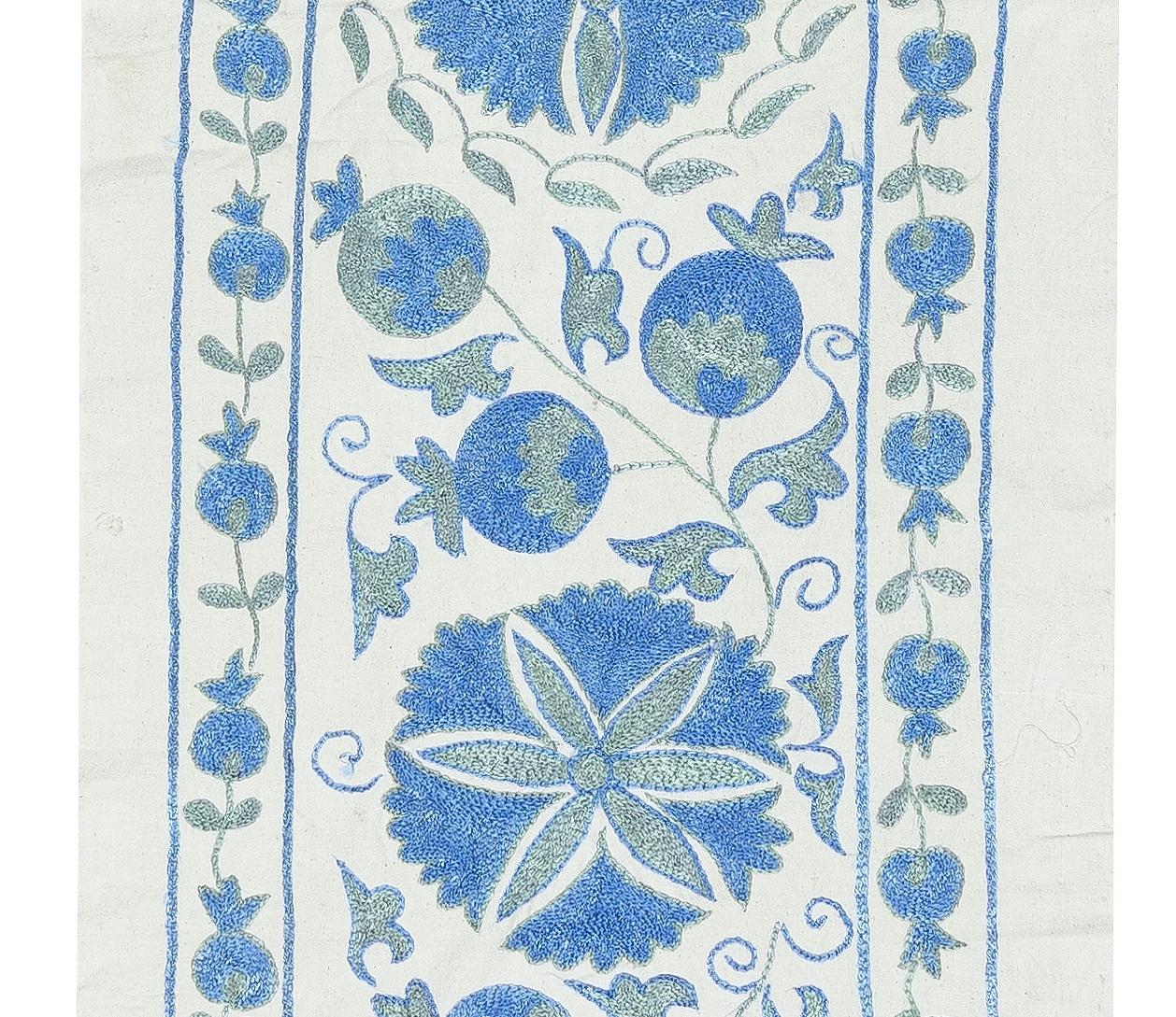 20x72 in bestickter Tischleuchter. Wandbehang aus Baumwolle in Hellblau (Zentralasiatisch) im Angebot