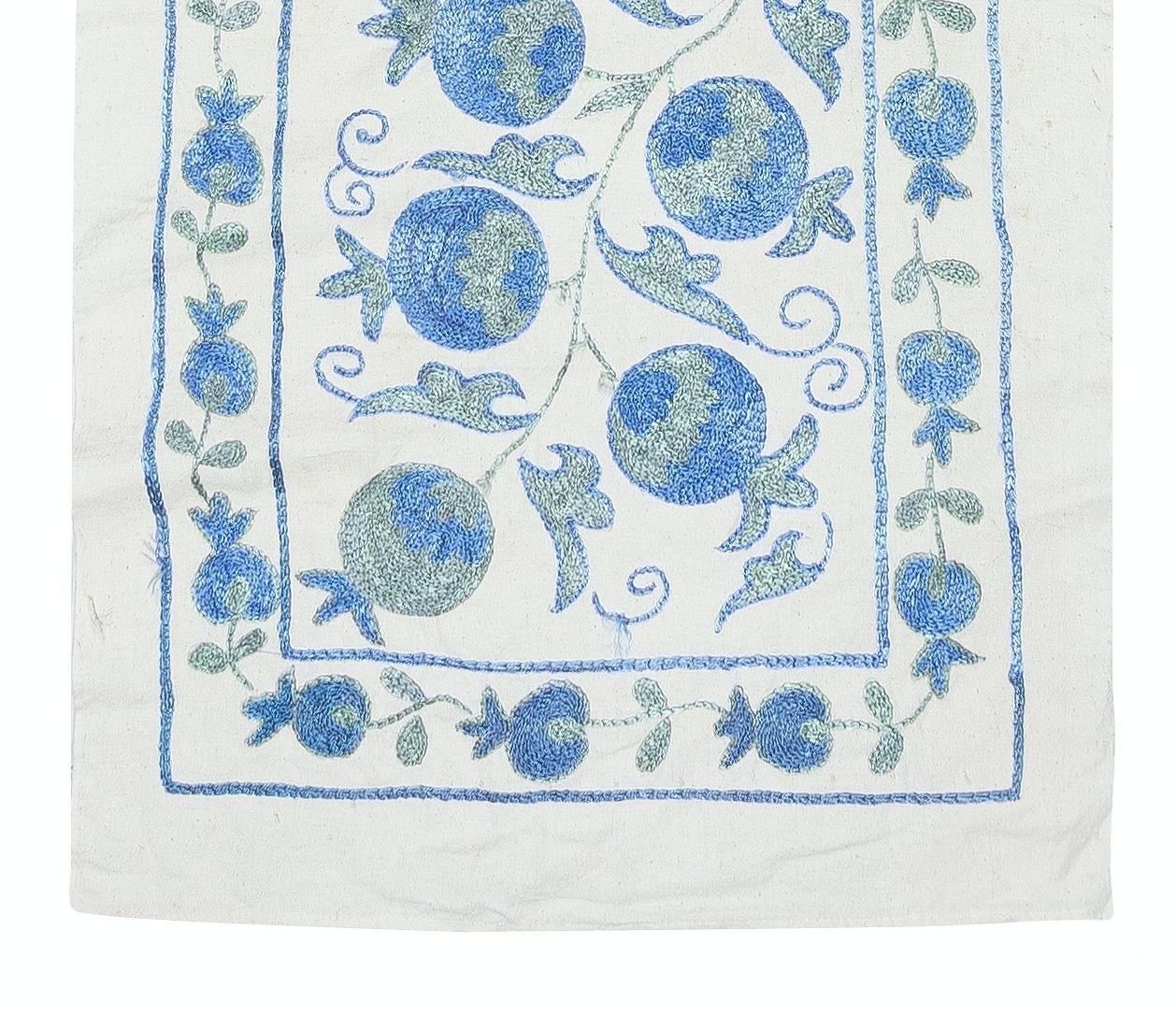 20x72 in bestickter Tischleuchter. Wandbehang aus Baumwolle in Hellblau (Bestickt) im Angebot