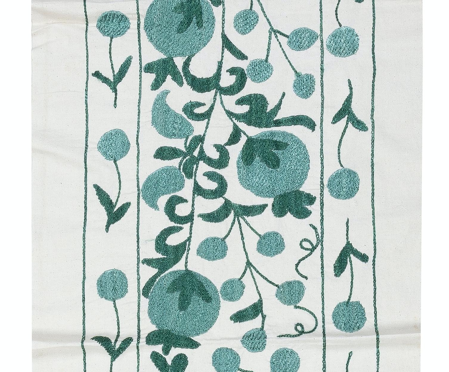 Suzani Appendiabiti da parete in cotone ricamato 20x73. Runner da tavola verde. Decorazione murale moderna in vendita