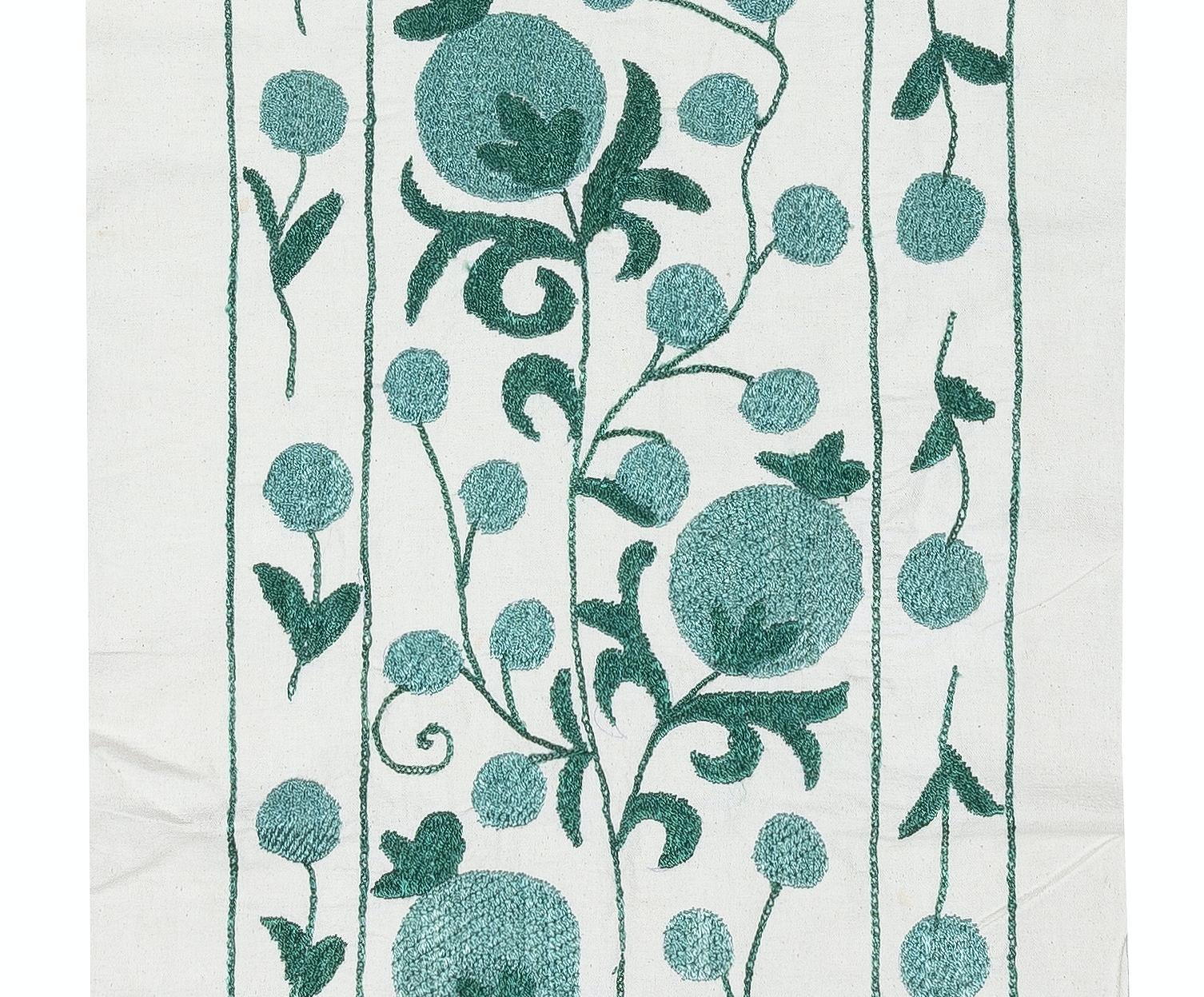 Centroasiatico Appendiabiti da parete in cotone ricamato 20x73. Runner da tavola verde. Decorazione murale moderna in vendita
