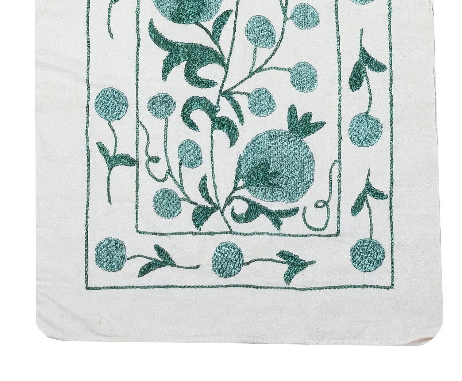 Ricamato Appendiabiti da parete in cotone ricamato 20x73. Runner da tavola verde. Decorazione murale moderna in vendita