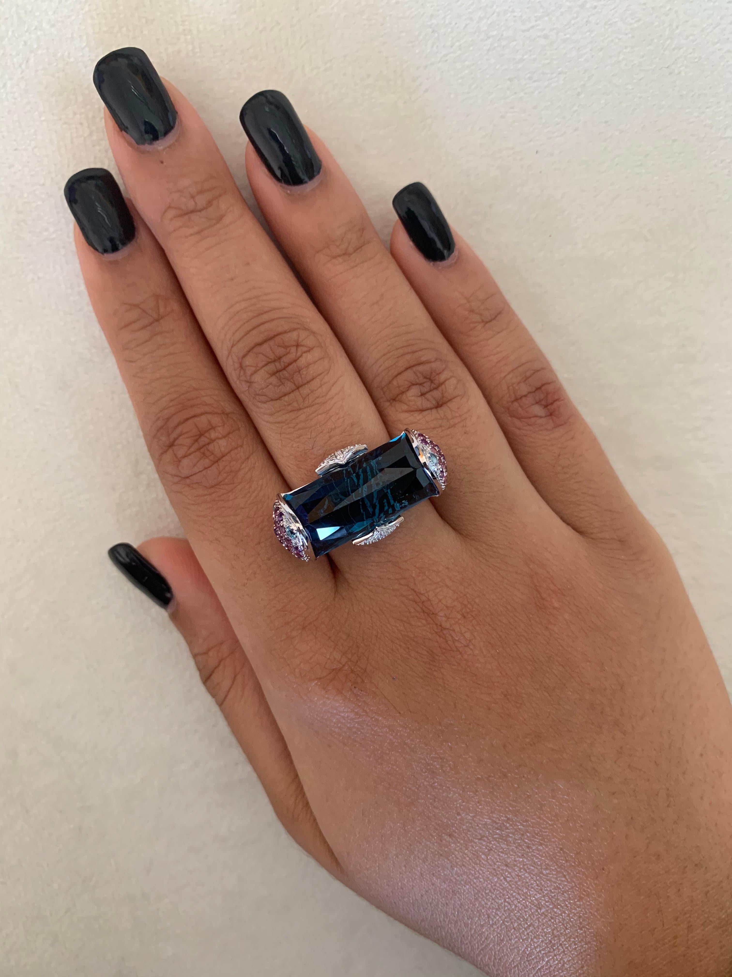 Sunita Nahata 21.00 Karat Blauer Topas-Ring aus 18 Karat Weißgold mit Diamanten (Briolette)