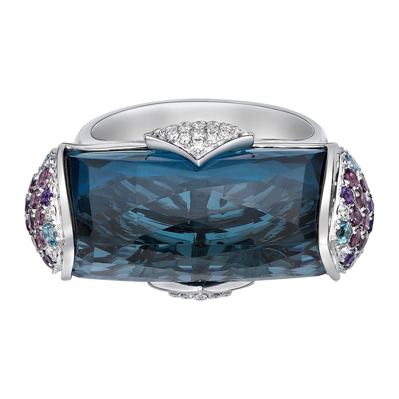 Bague en or blanc 18 carats avec topaze bleue de 21 carats et diamants en vente