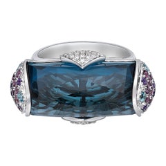 Anello Sunita Nahata da 21,00 carati di topazio blu in oro bianco 18 carati con diamanti