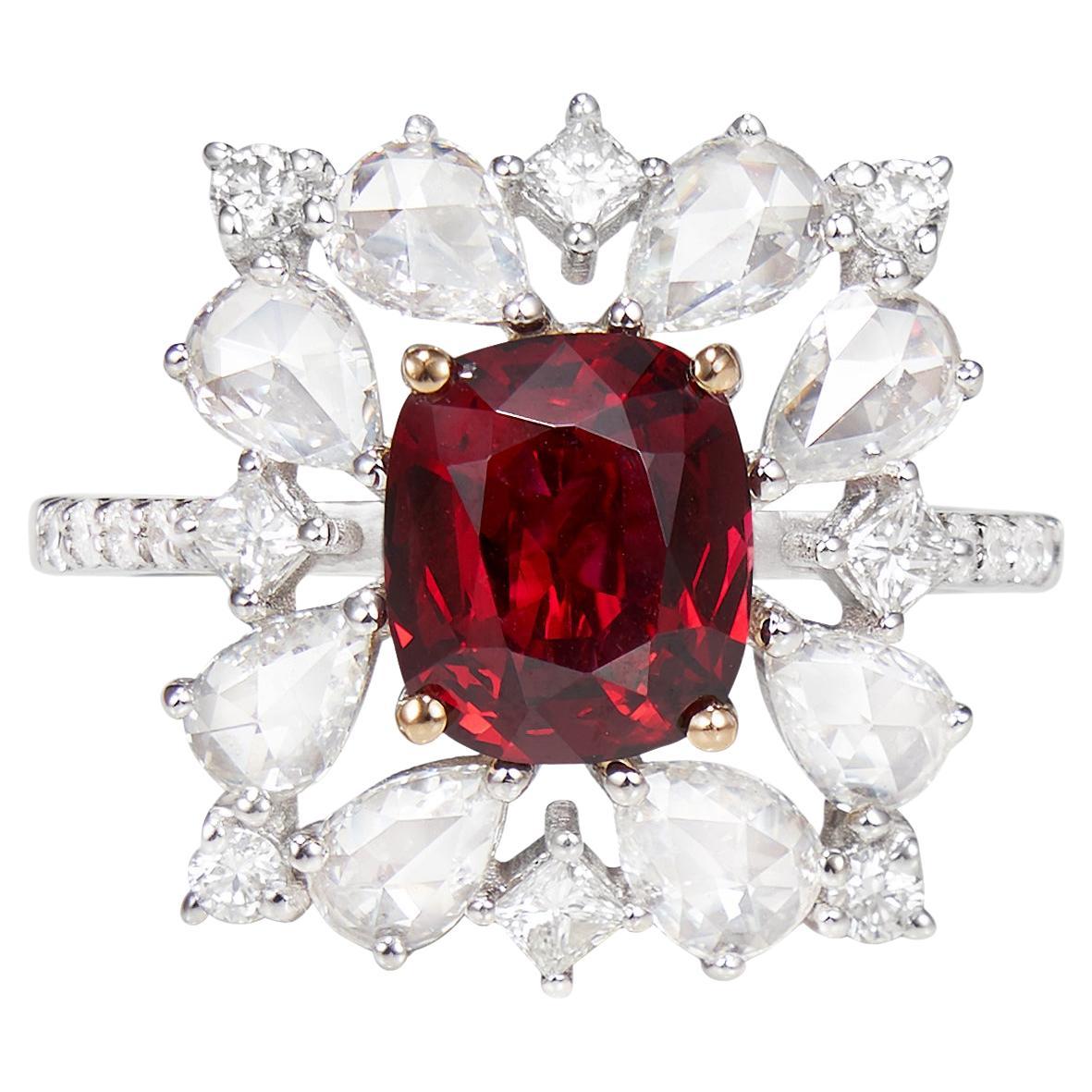 Bague en or blanc et jaune 18 carats avec spinelle rouge birmane de 2,1 carats et diamants