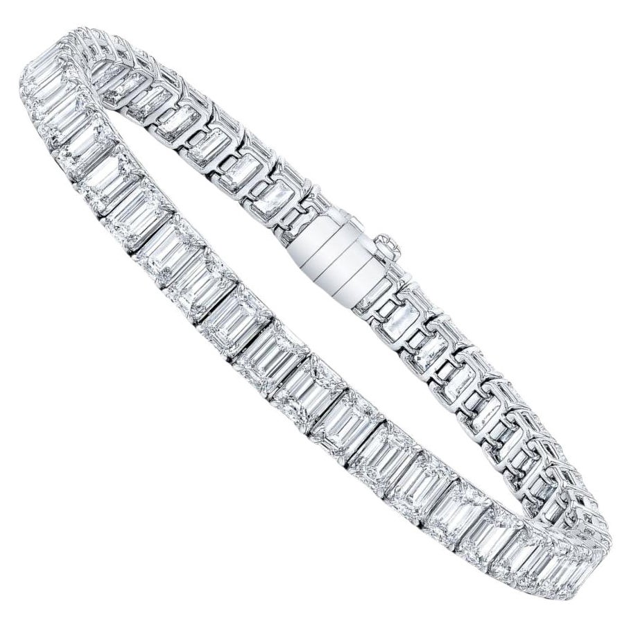 Esta pulsera, una pieza de lujo atemporal, tiene un peso total en quilates de 21,20 quilates con diamantes naturales individuales de 0,52 quilates de E-F-G VVS-VS, lo que garantiza un brillo y una calidad excepcionales. Dispone de certificación SGL