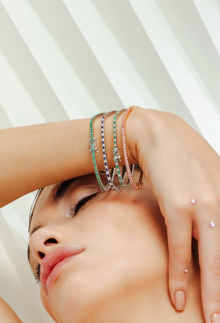 Questo bracciale tennis elegante con smeraldo di maggio da 2,1 carati in oro 18 carati mostra uno smeraldo naturale scintillante di 2,1 carati. Misura 7 pollici di lunghezza. 
Lo smeraldo migliora le capacità intellettuali della persona.
Disegnato
