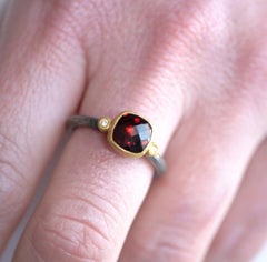 Anello con granato rosso a scacchiera sfaccettato da 2,1 carati con diamanti, oro 24k e SS