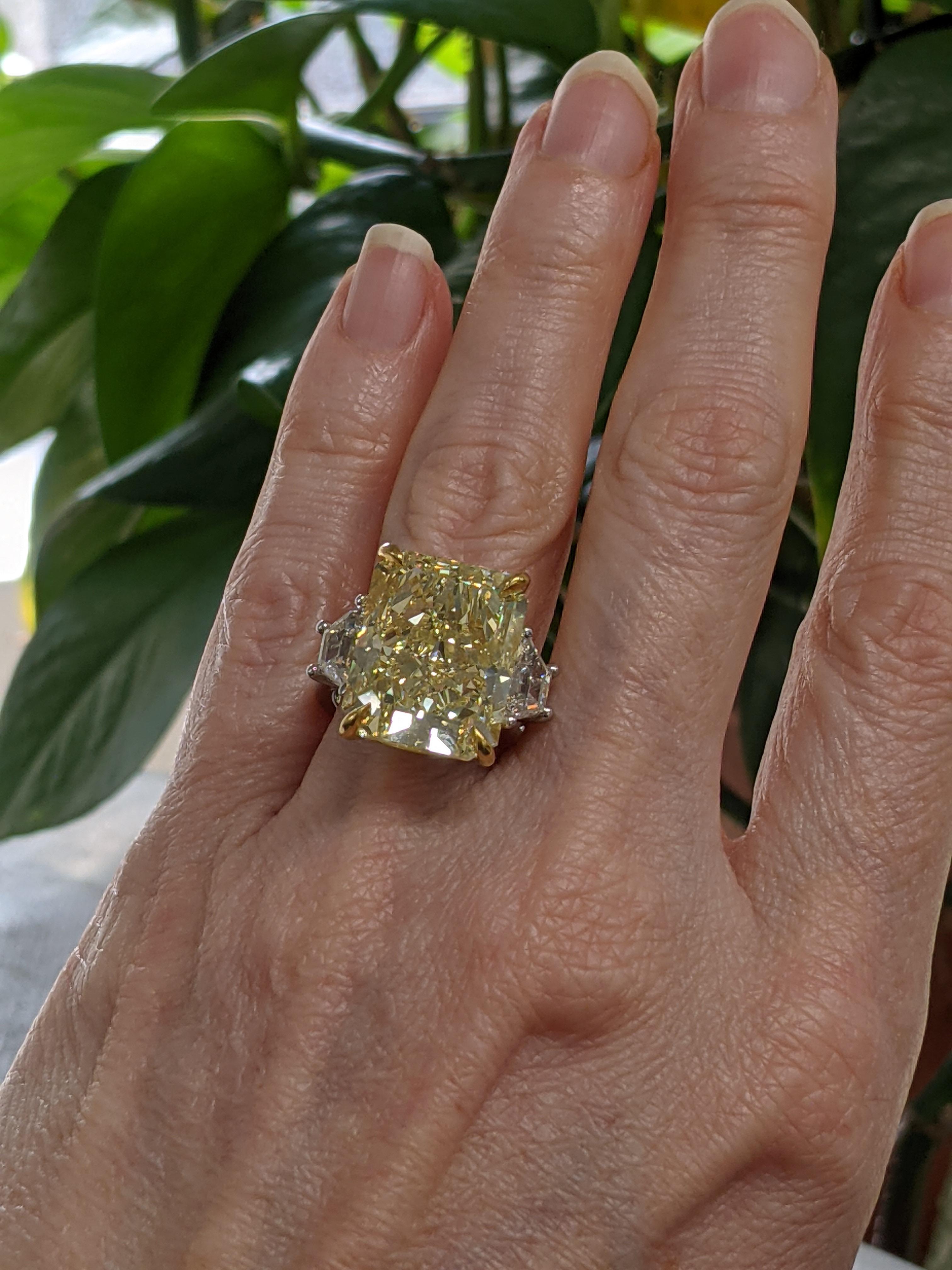 21 carat Fancy Yellow Radiant Cut Diamod Ring GIA VS2 2
