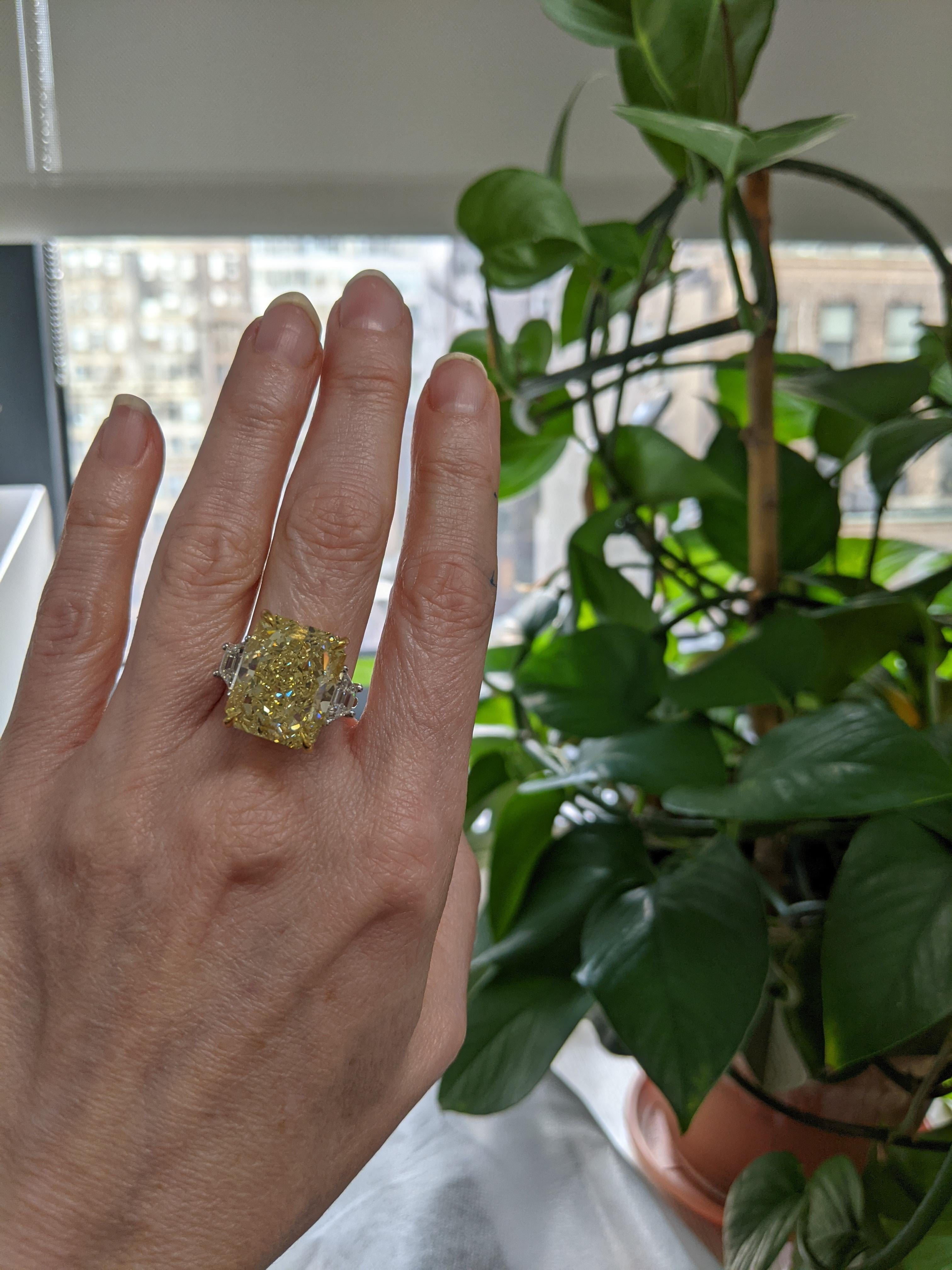 21 carat Fancy Yellow Radiant Cut Diamod Ring GIA VS2 3