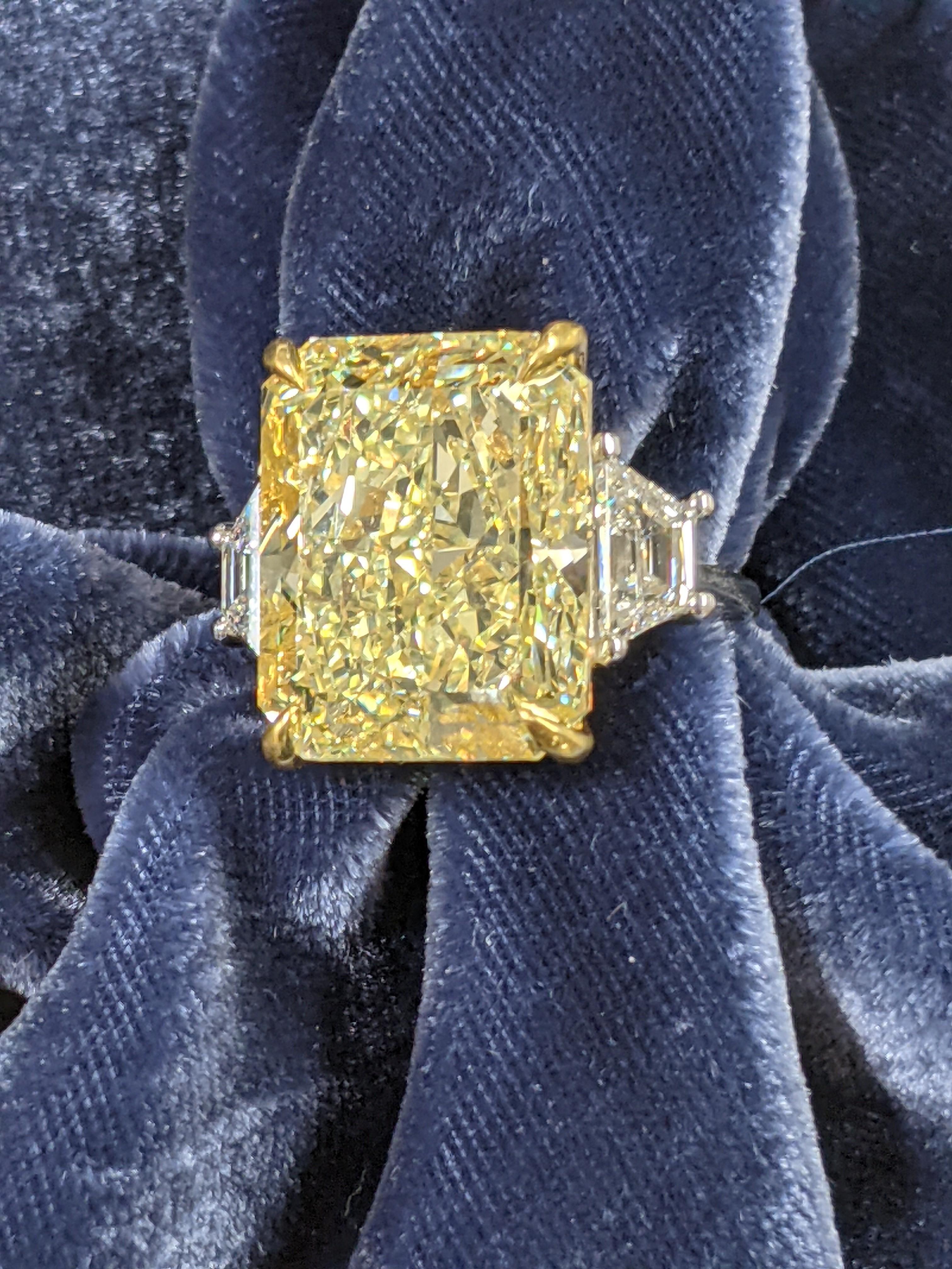 Contemporary 21 carat Fancy Yellow Radiant Cut Diamod Ring GIA VS2