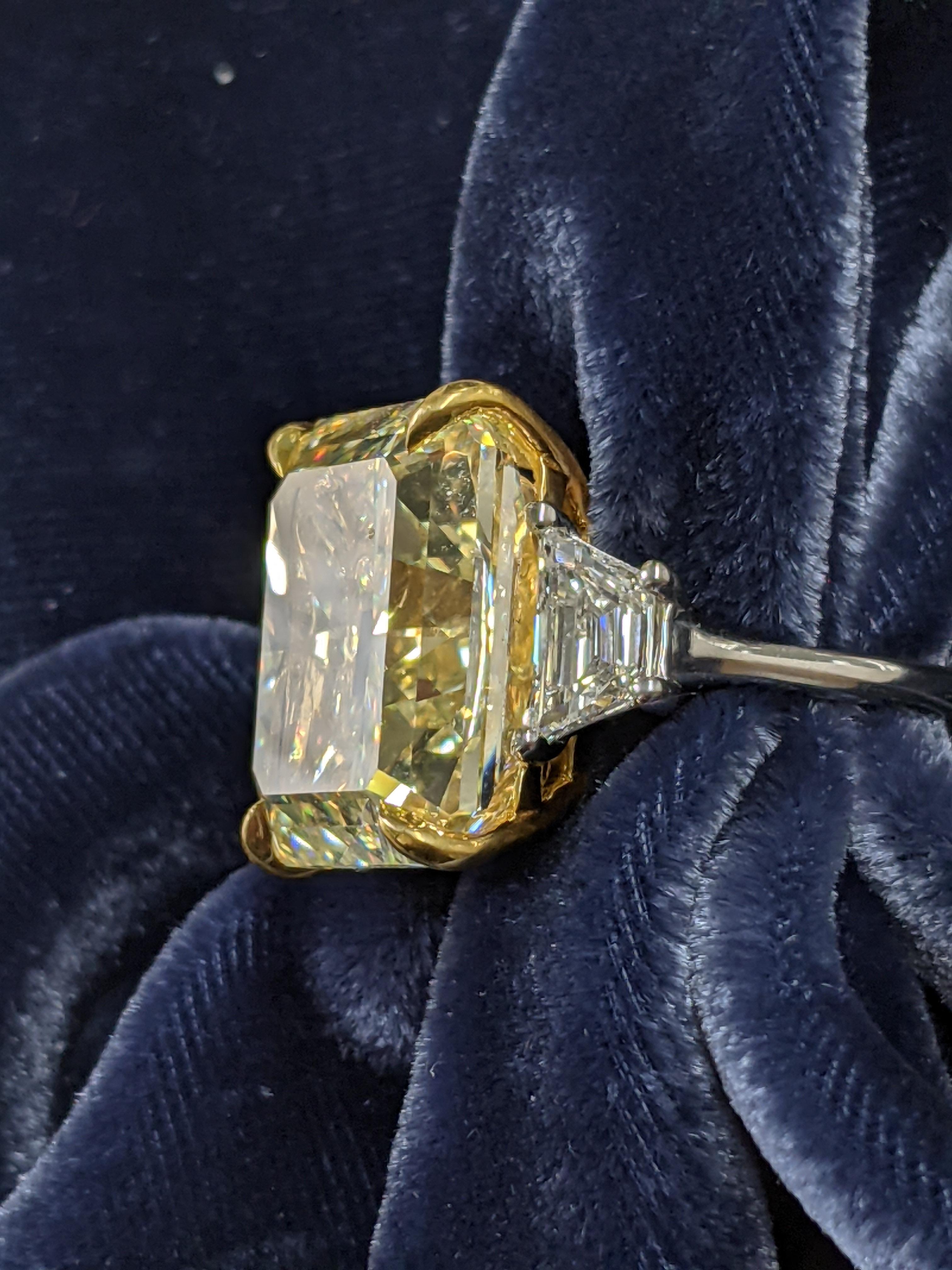 21 carat Fancy Yellow Radiant Cut Diamod Ring GIA VS2 In New Condition In New York, NY