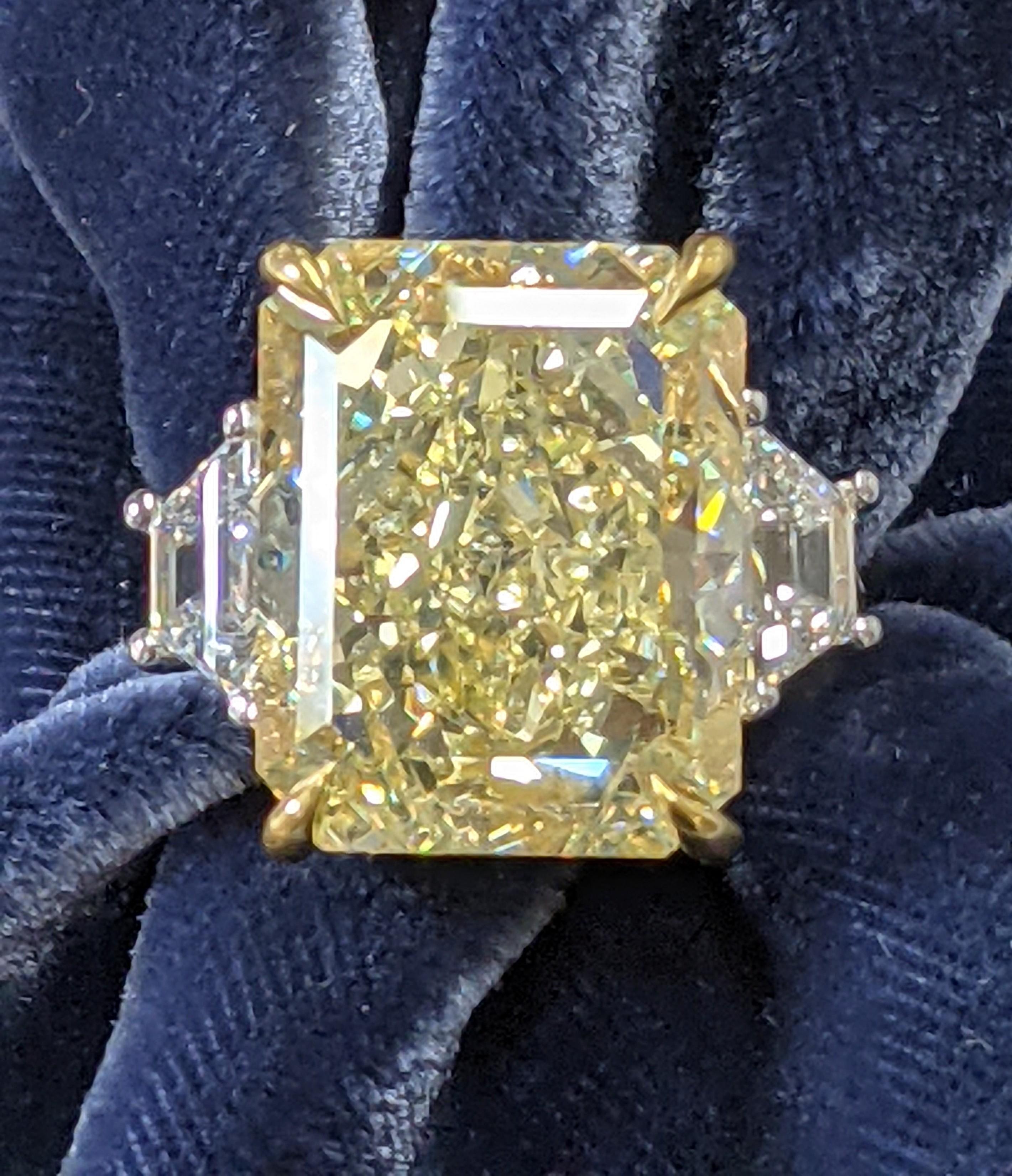 Women's 21 carat Fancy Yellow Radiant Cut Diamod Ring GIA VS2