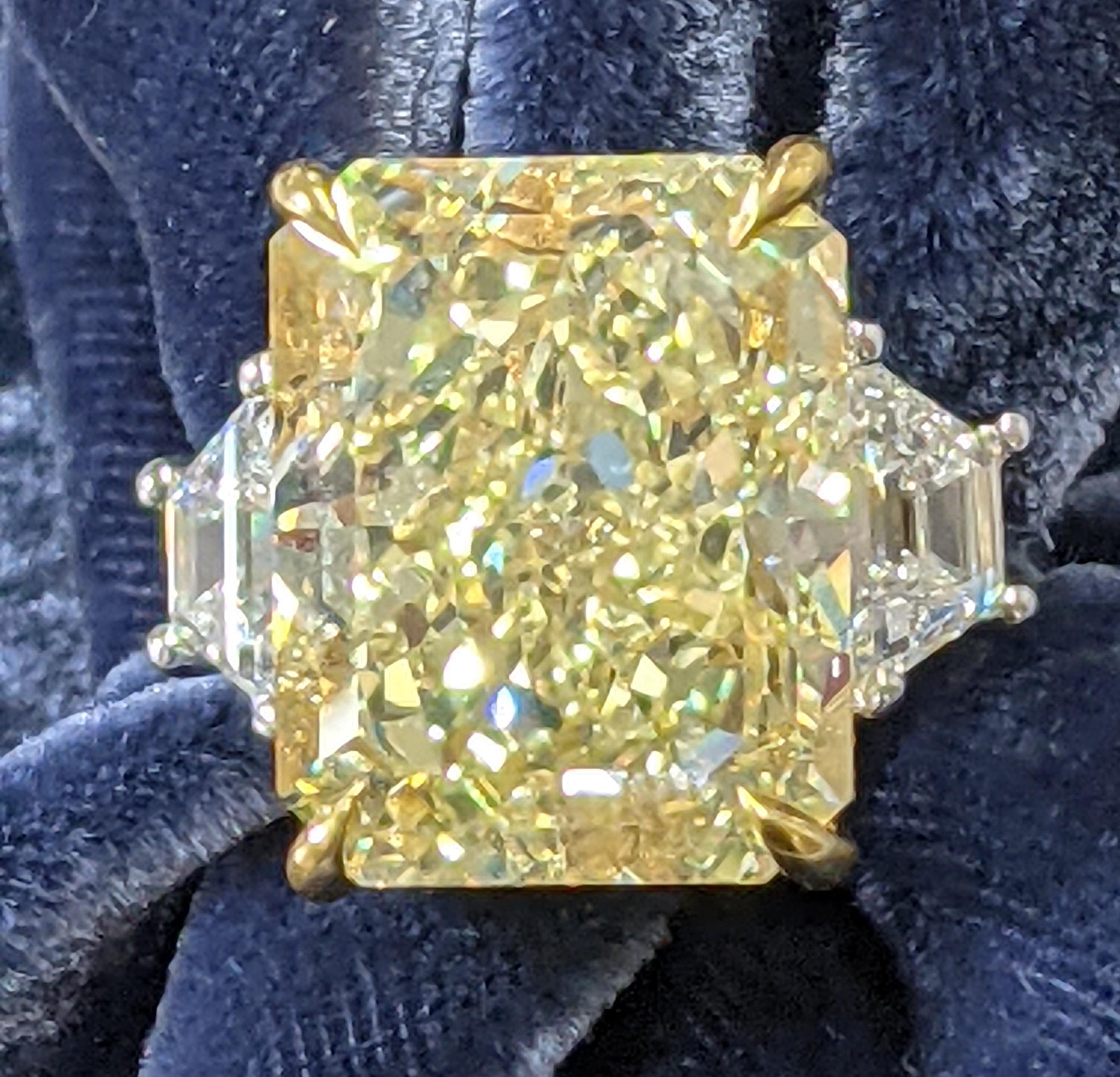 21 carat Fancy Yellow Radiant Cut Diamod Ring GIA VS2 1