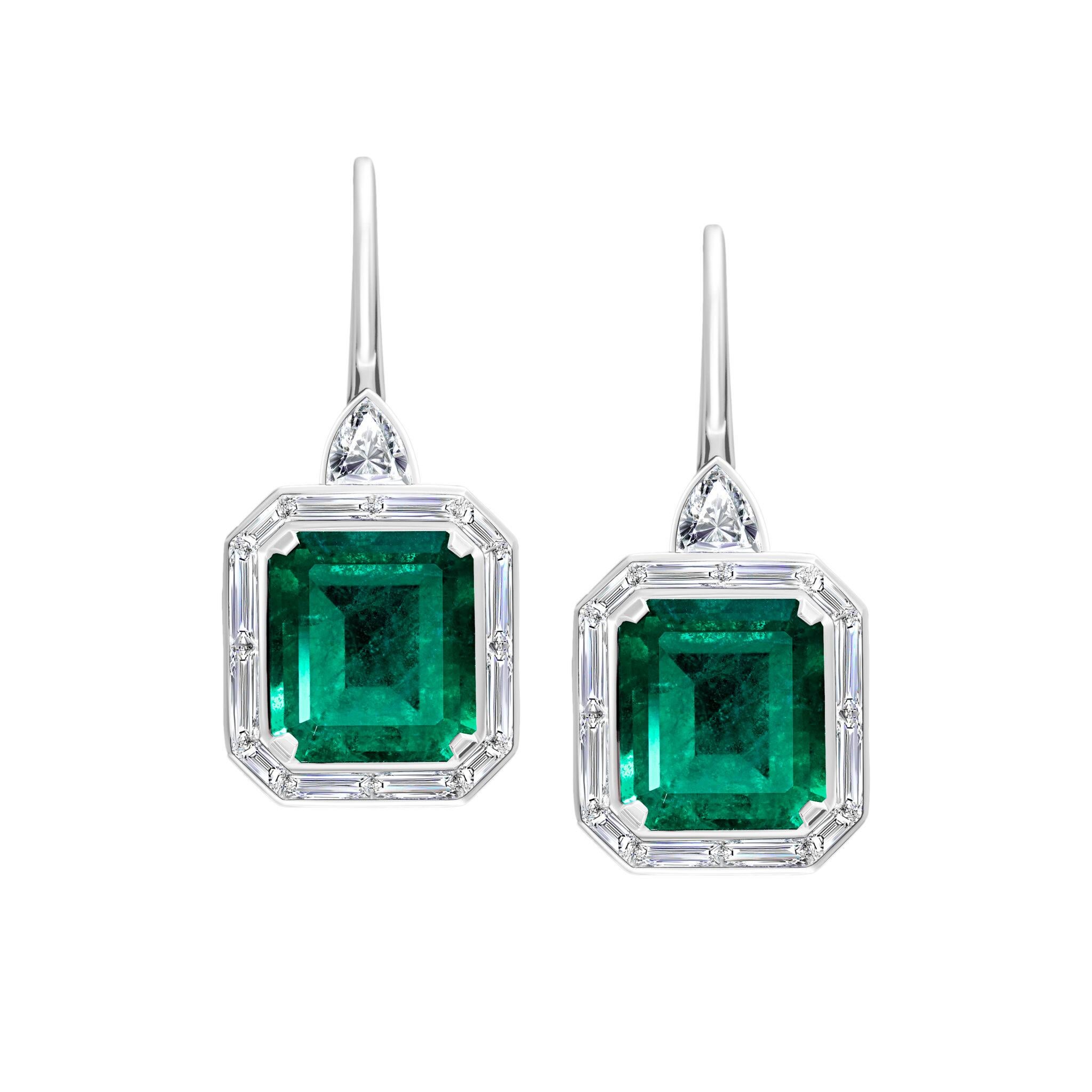 Te presentamos nuestros opulentos Pendientes, un símbolo de elegancia atemporal. Estos pendientes presentan dos excepcionales gemas Esmeralda talla Esmeralda de 17,80 quilates, rodeadas de Diamantes talla Baguette y Escudo de 2,72 quilates y 0,92