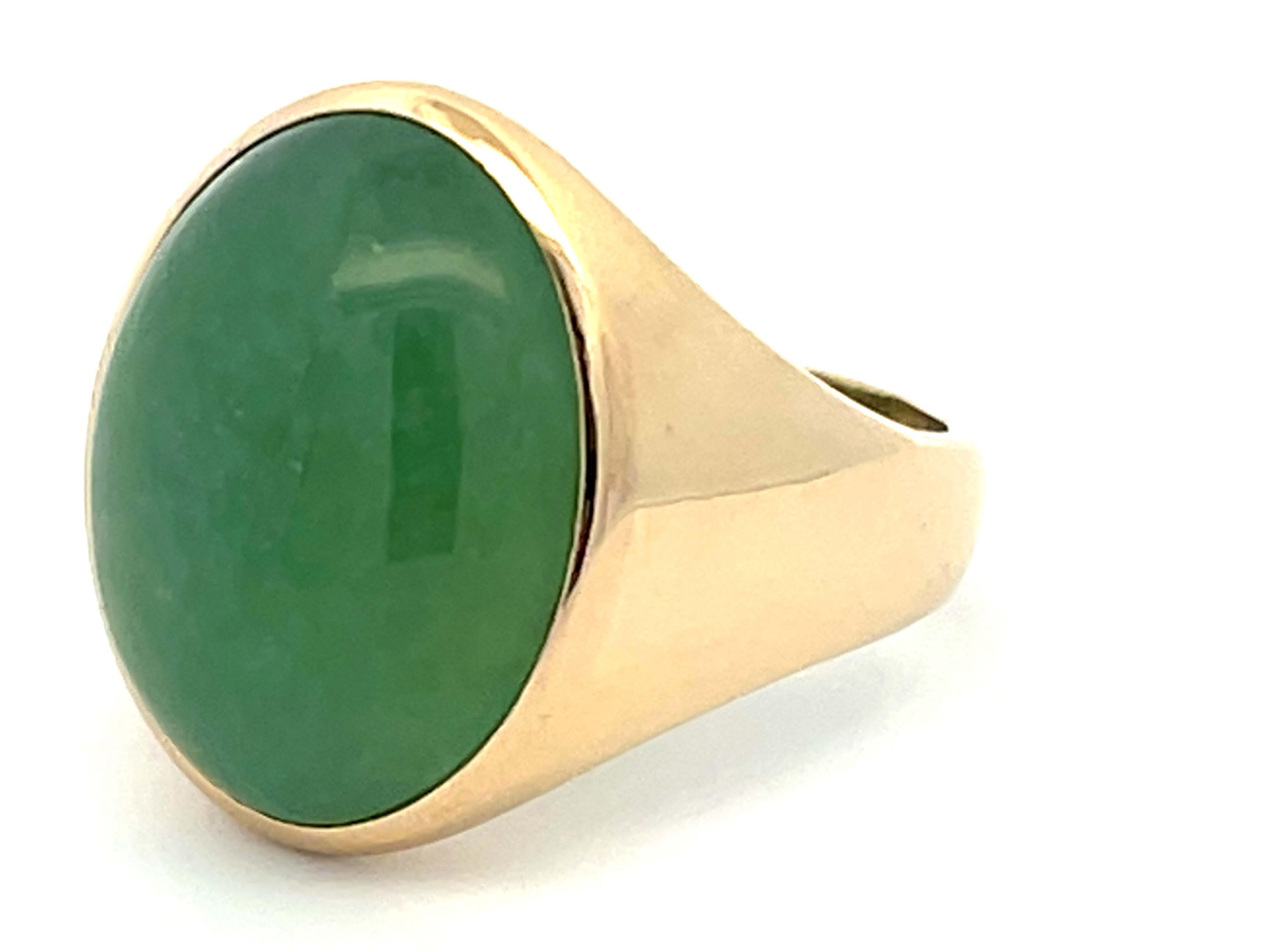 21 Carat Oval Cabochon Green Jade Ring in 14k Yellow Gold In Excellent Condition For Sale In Honolulu, HI