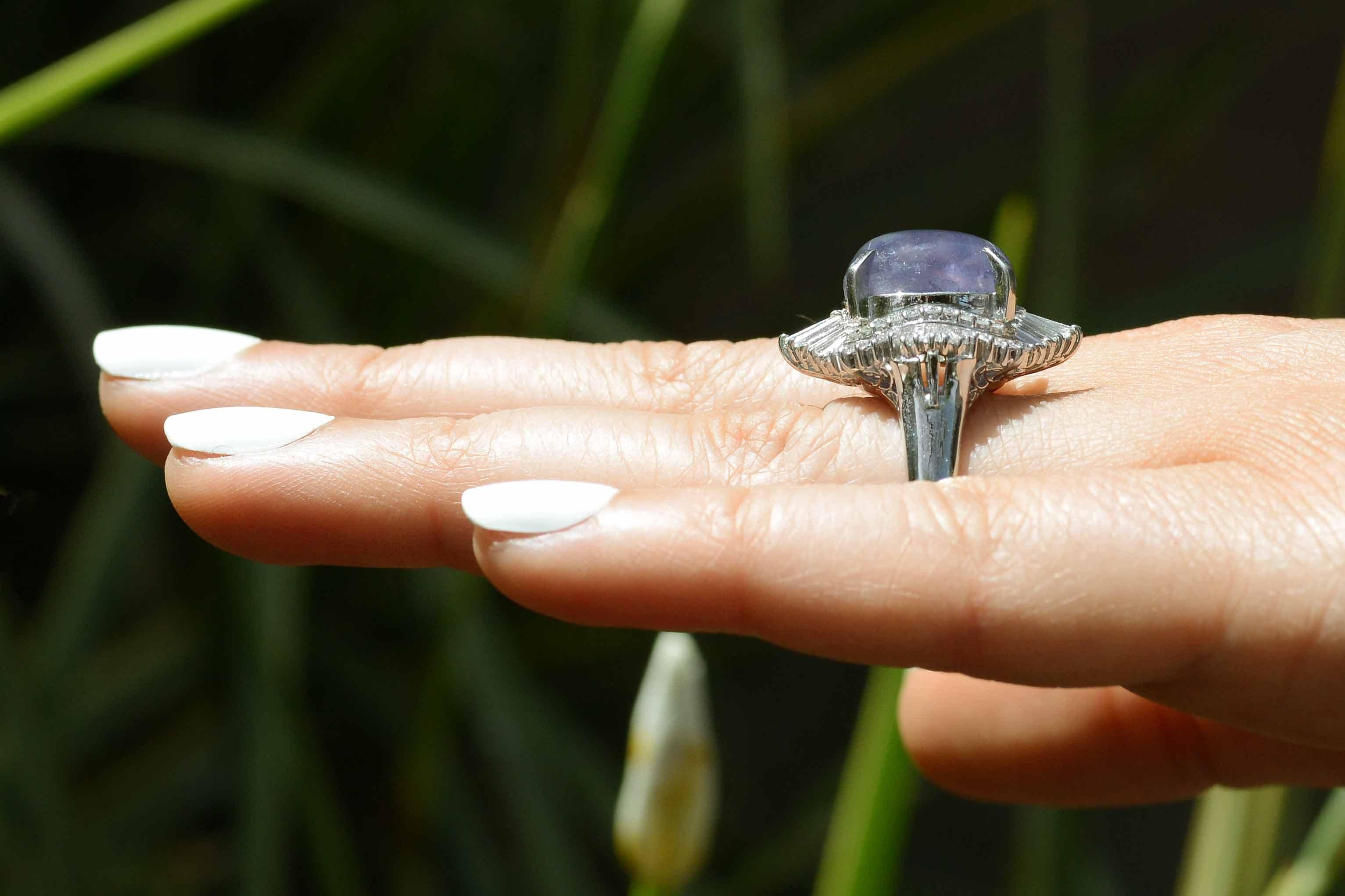 Taille cabochon Bague cocktail ballerine de succession saphir étoilé violet 19 carats et diamants en vente