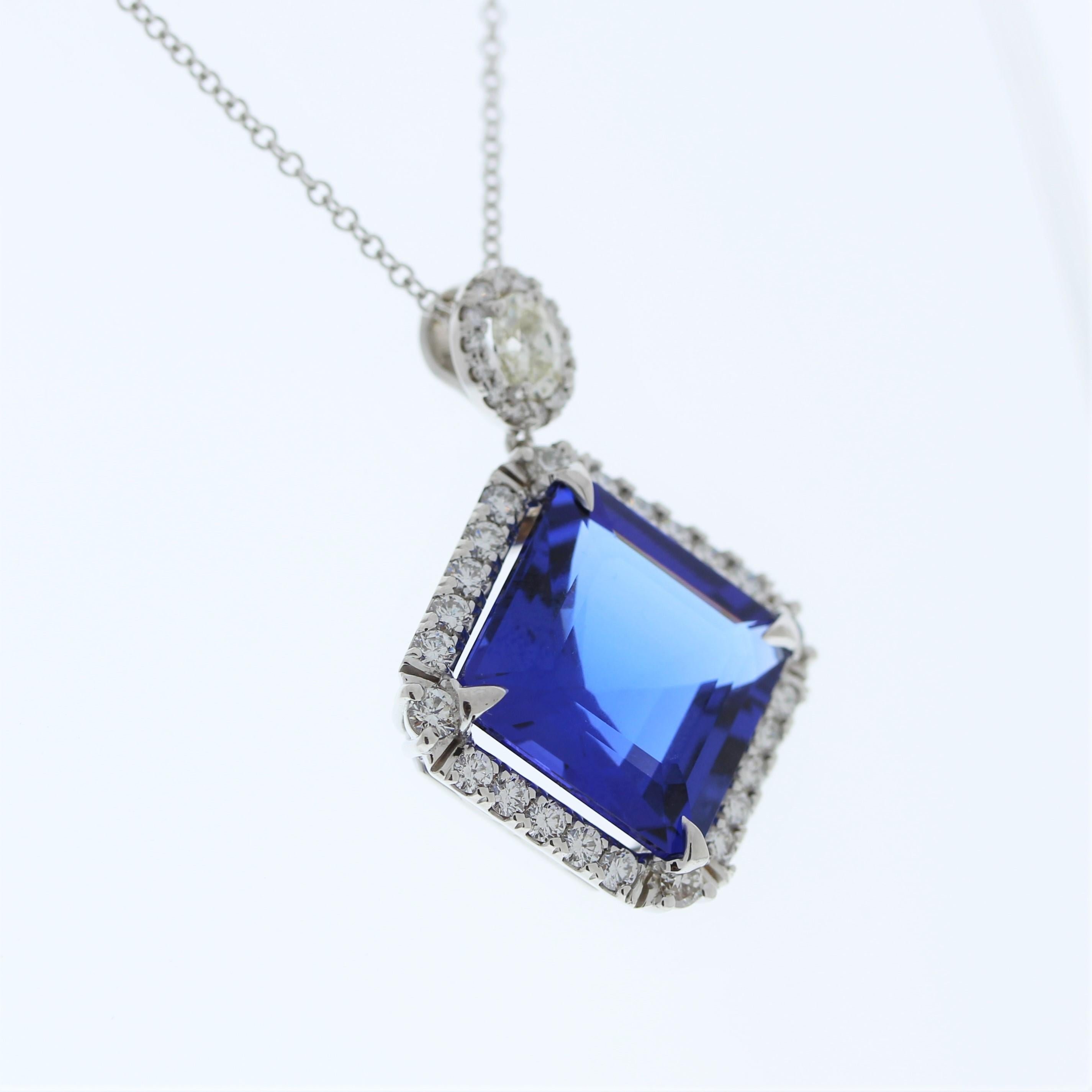Taglio smeraldo Ciondoli di moda con smeraldo quadrato da 21 carati di colore viola bluastro e diamanti, in metallo 18K WG in vendita