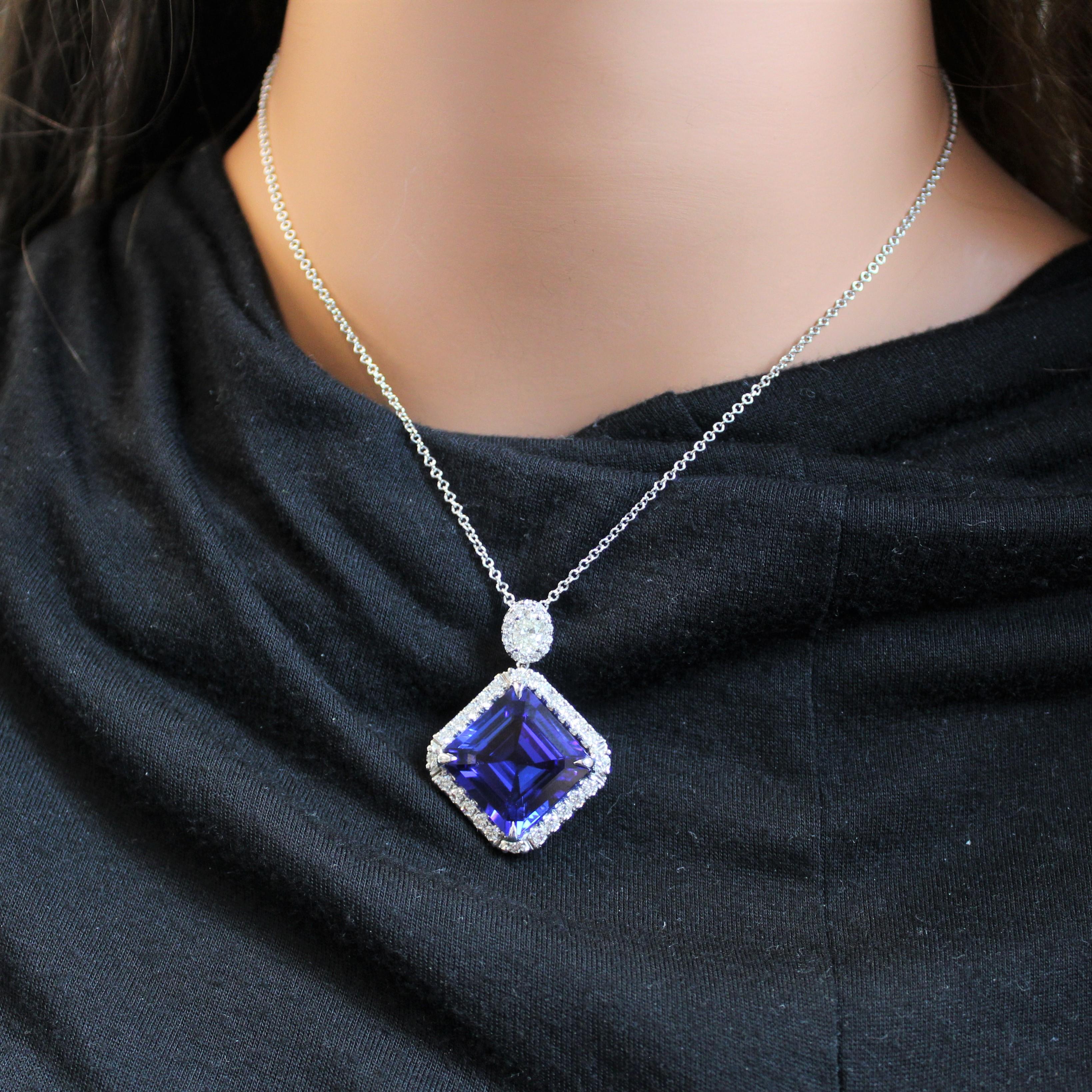 Ciondoli di moda con smeraldo quadrato da 21 carati di colore viola bluastro e diamanti, in metallo 18K WG In condizioni Nuovo in vendita a Chicago, IL